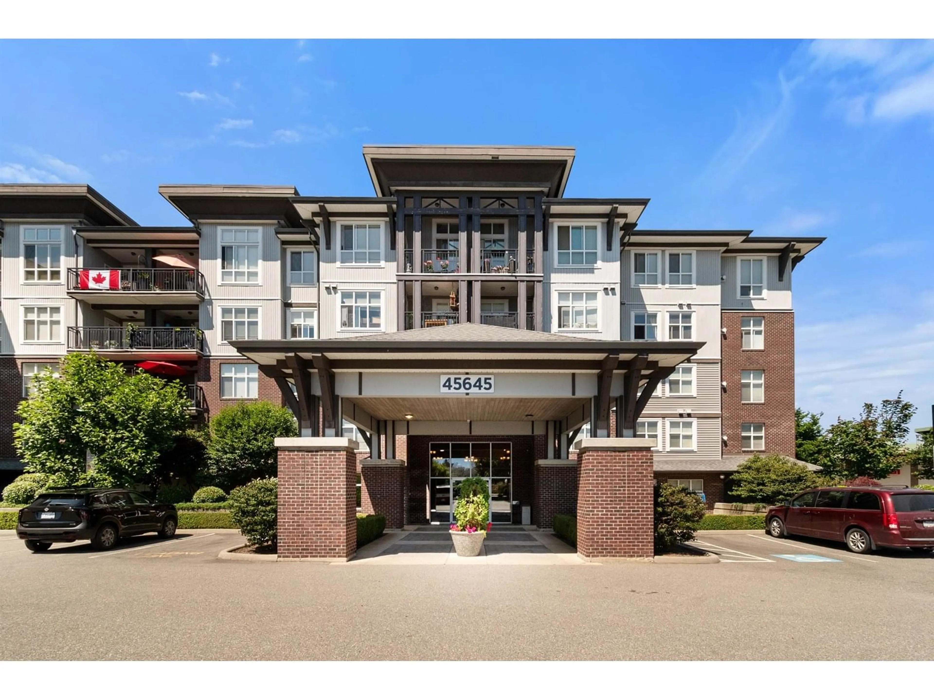 Indoor foyer for 108 - 45645 KNIGHT ROAD, Chilliwack British Columbia V2R0B1