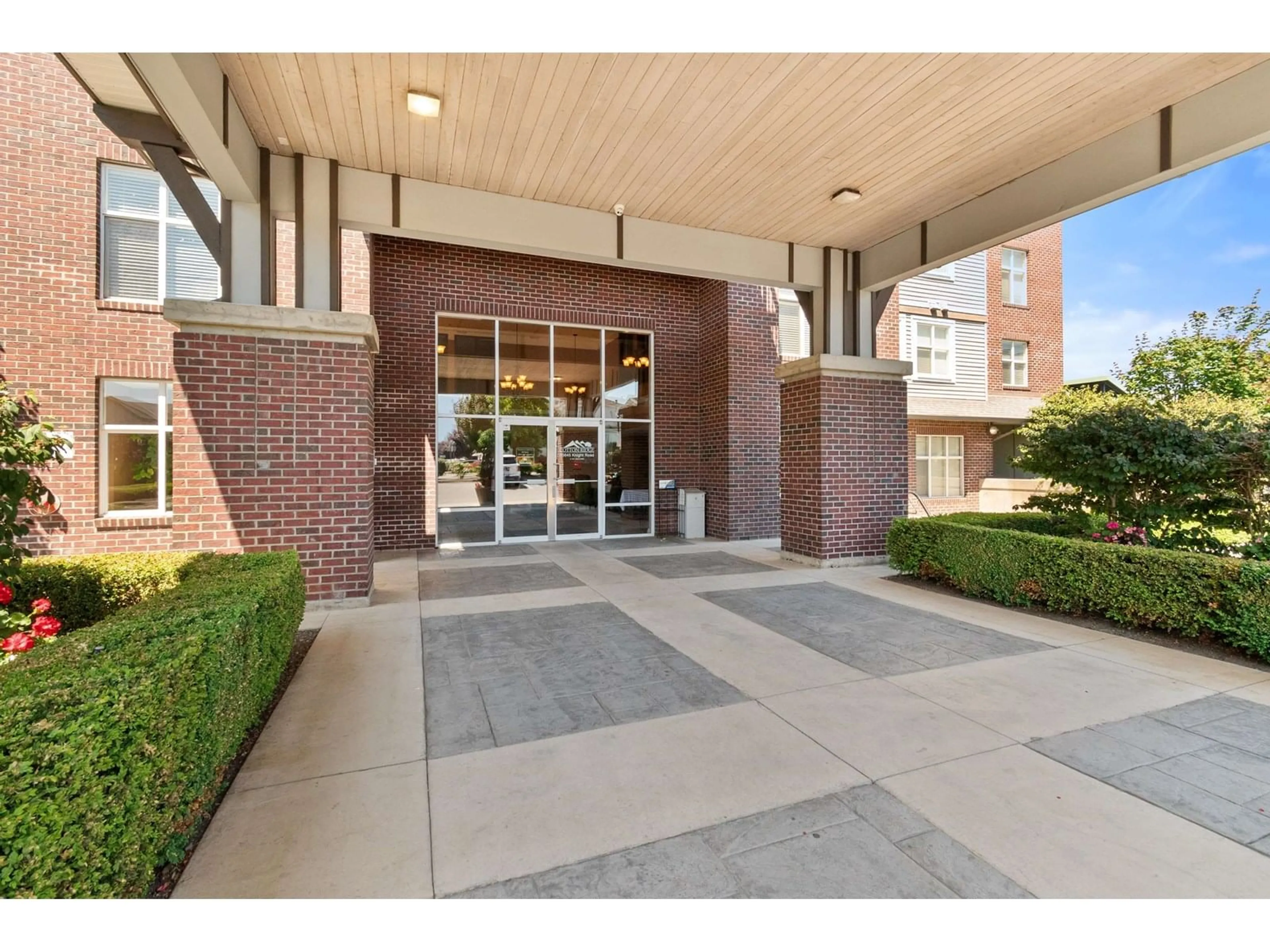 Indoor foyer for 108 - 45645 KNIGHT ROAD, Chilliwack British Columbia V2R0B1