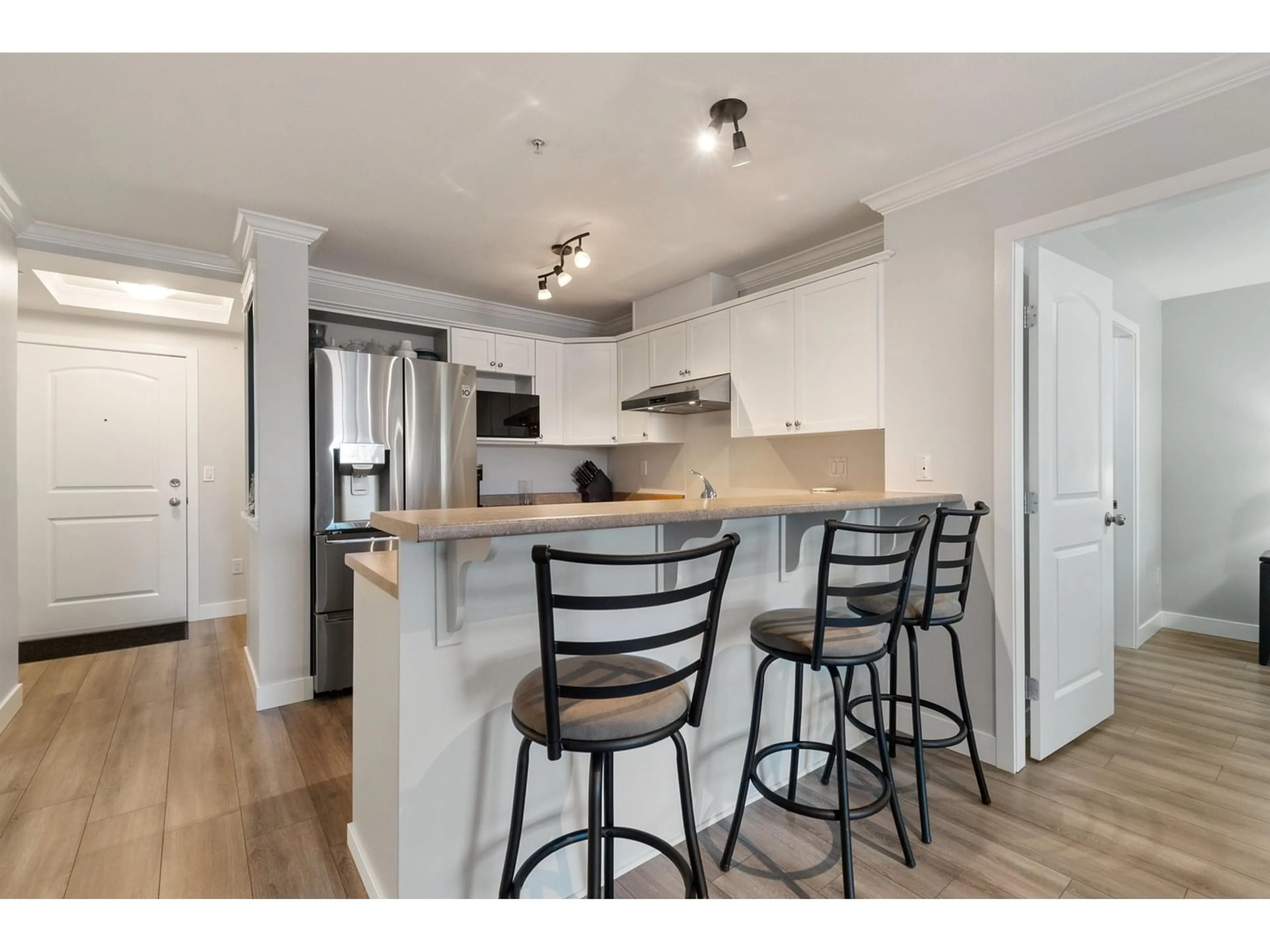 Open concept kitchen, wood/laminate floor for 108 - 45645 KNIGHT ROAD, Chilliwack British Columbia V2R0B1