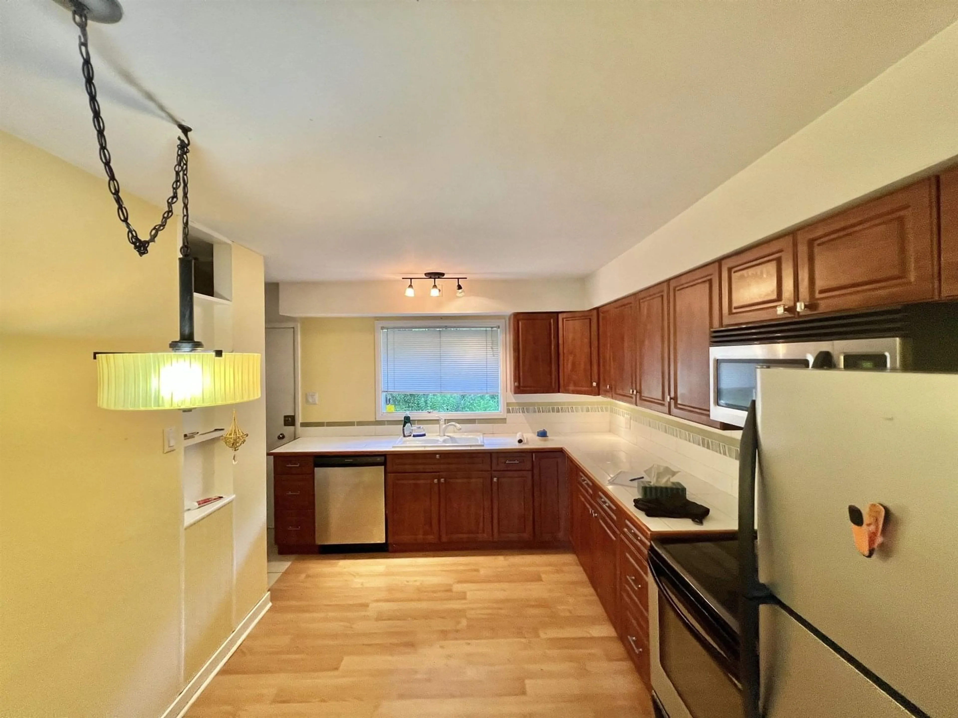 Standard kitchen, unknown for 15461 17A, Surrey British Columbia V4A1V5