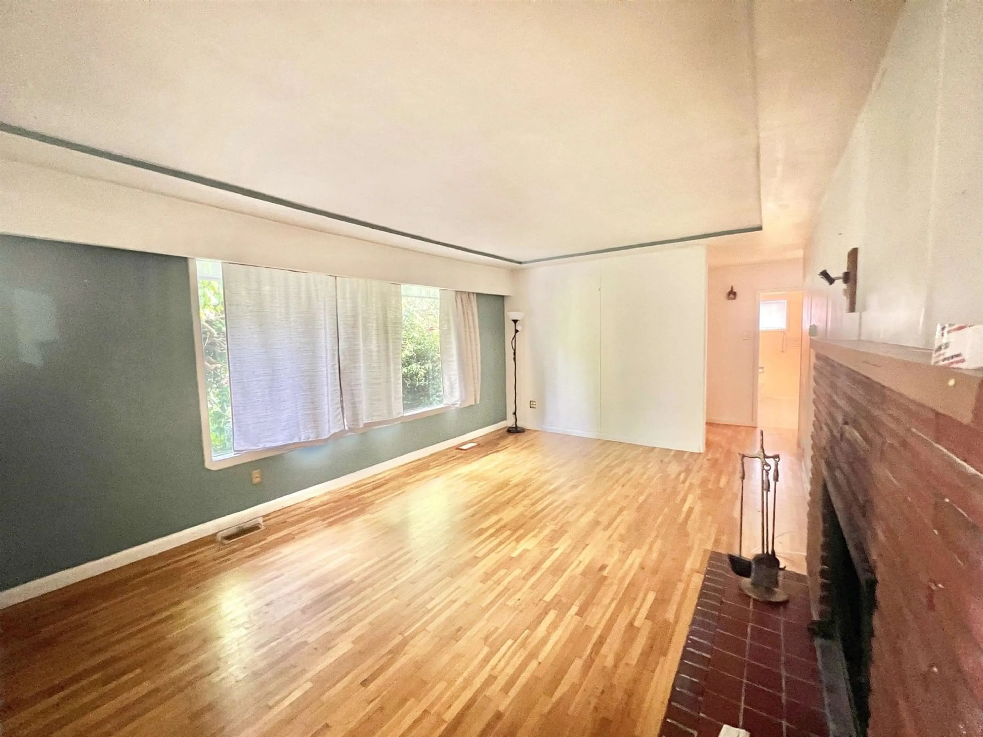 A pic of a room for 15461 17A, Surrey British Columbia V4A1V5