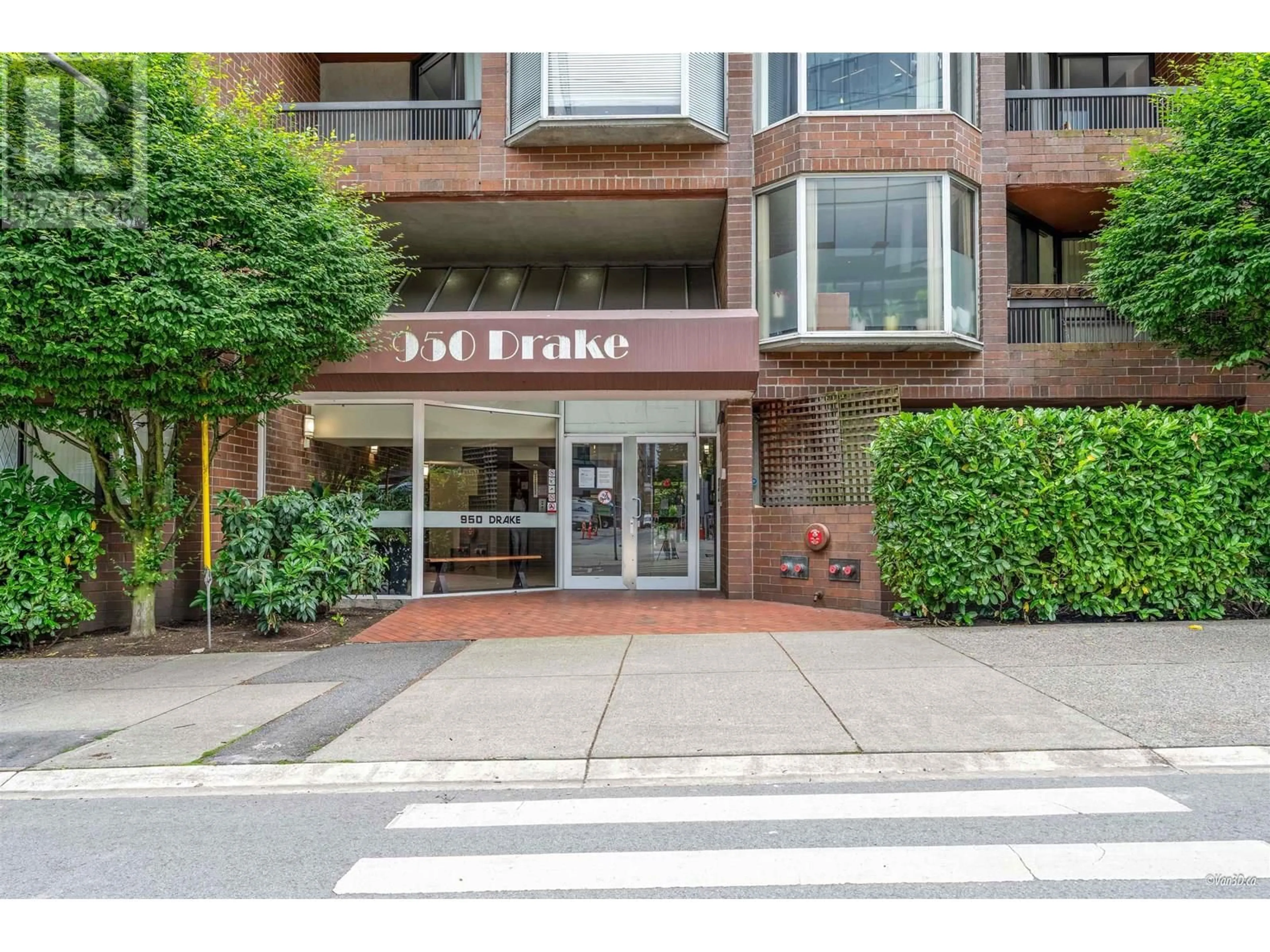 Indoor foyer for 914 - 950 DRAKE STREET, Vancouver British Columbia V6Z2B9
