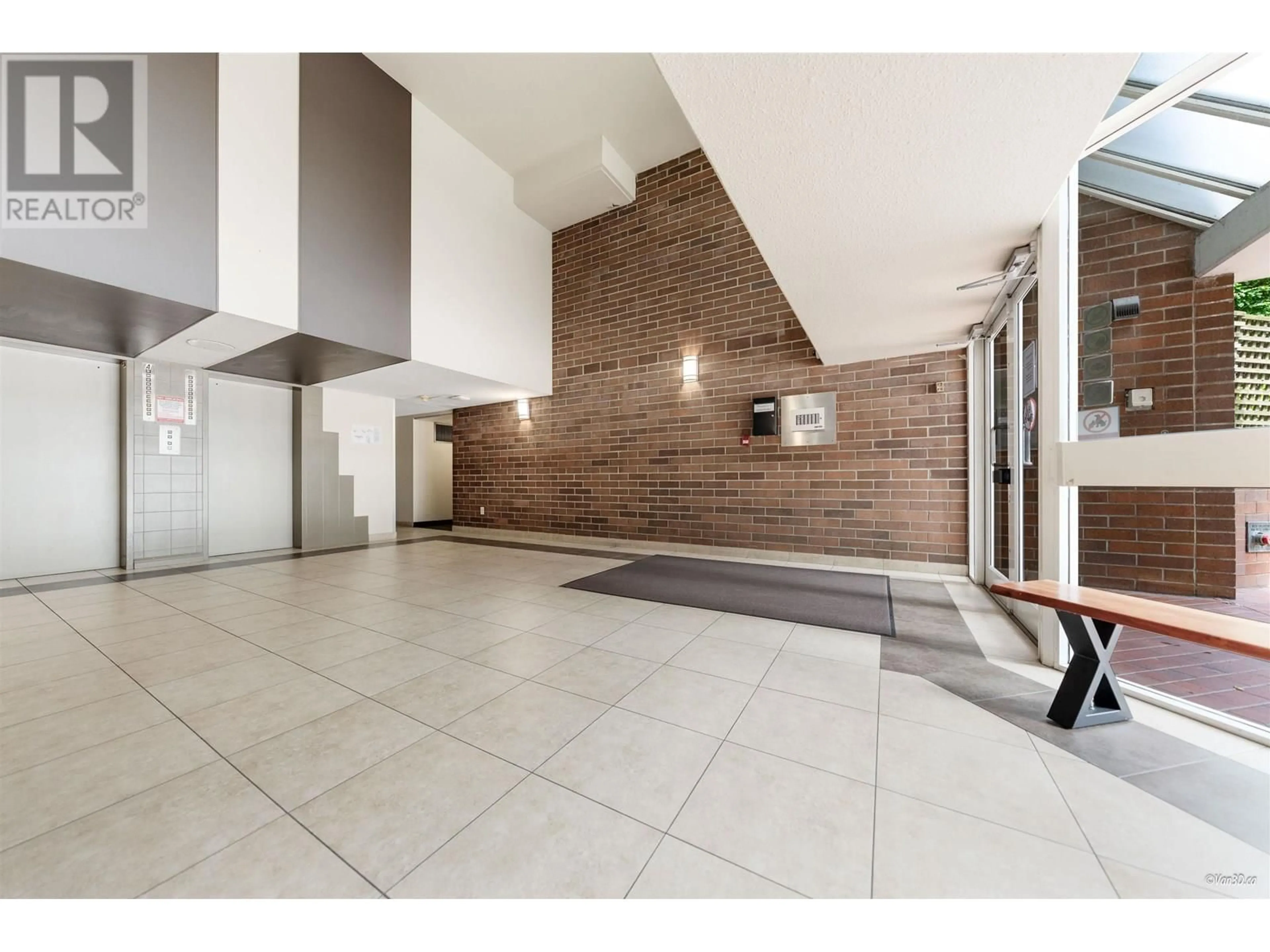 Indoor foyer for 914 - 950 DRAKE STREET, Vancouver British Columbia V6Z2B9