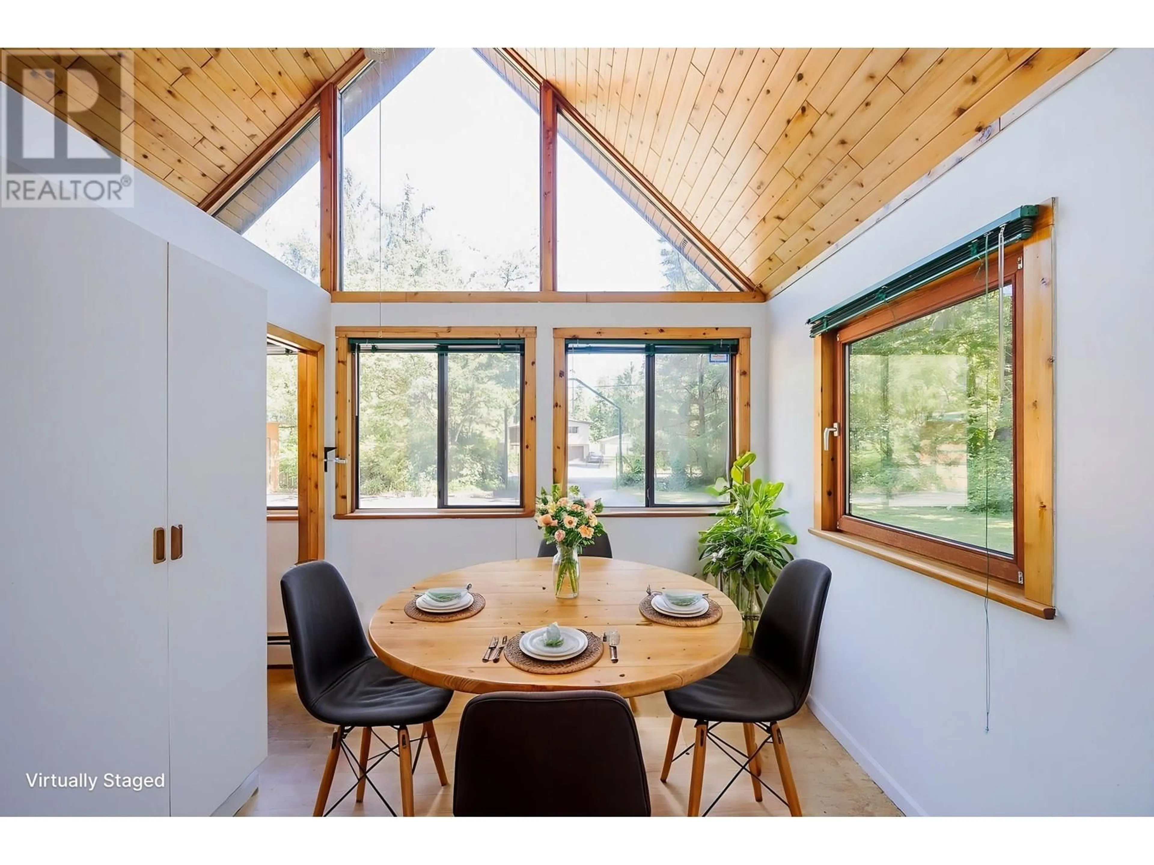 Dining room, wood/laminate floor for 22416 129 AVENUE, Maple Ridge British Columbia V4R2P9