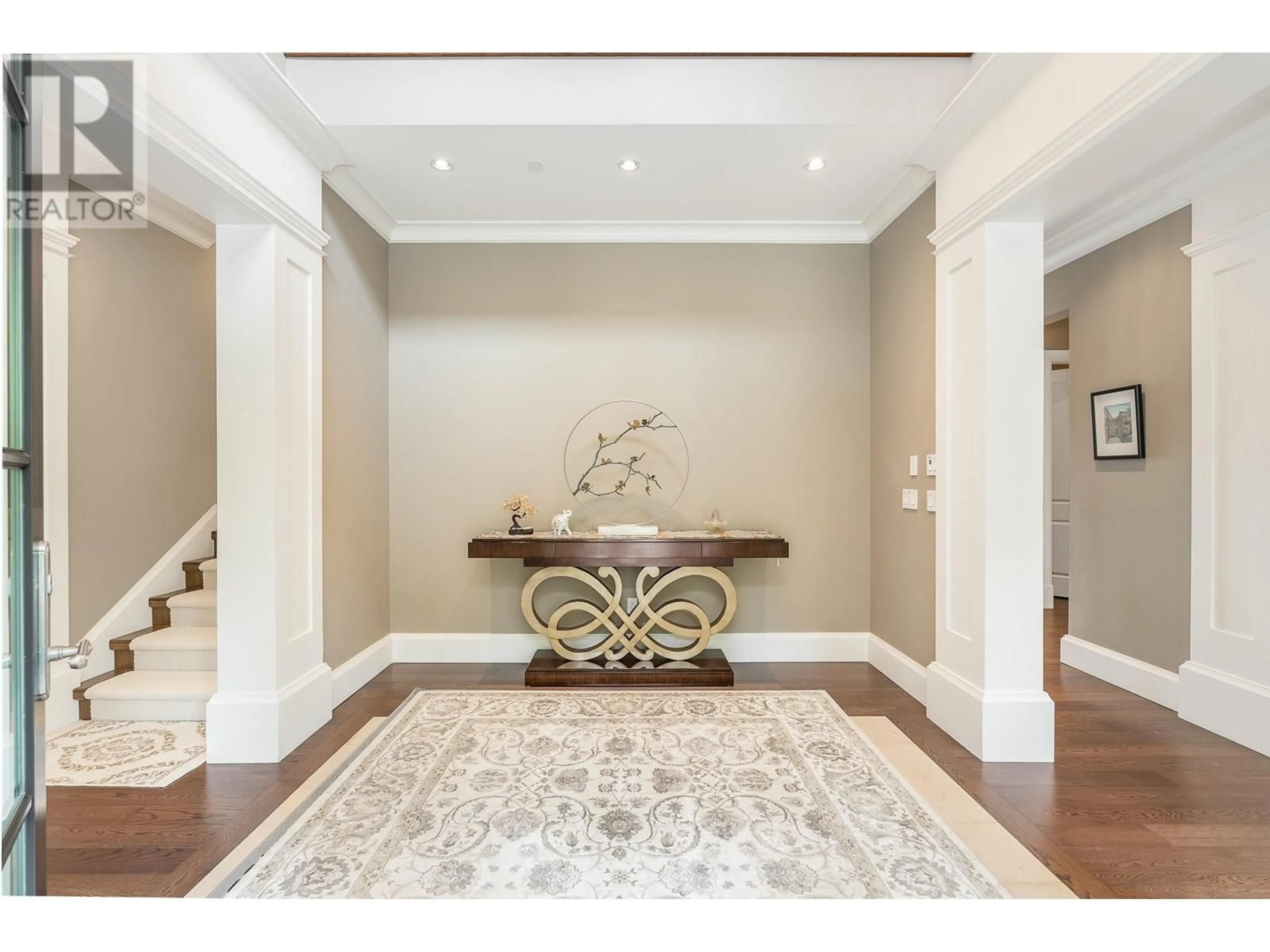 Indoor entryway for 3918 SOUTHRIDGE AVENUE, West Vancouver British Columbia V7V3J1