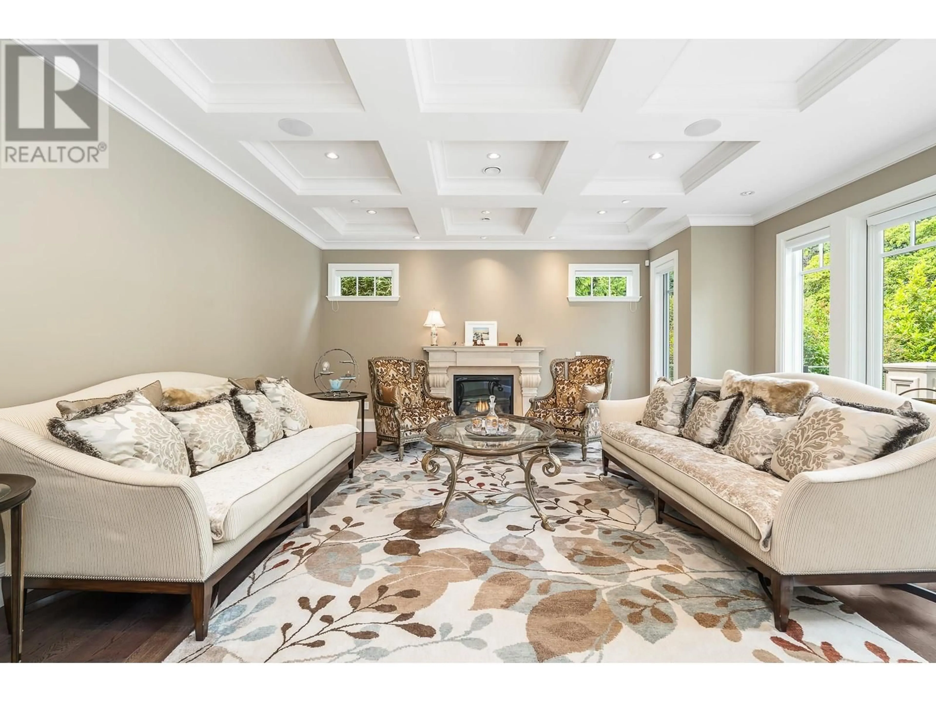 Living room with furniture, carpet floor for 3918 SOUTHRIDGE AVENUE, West Vancouver British Columbia V7V3J1