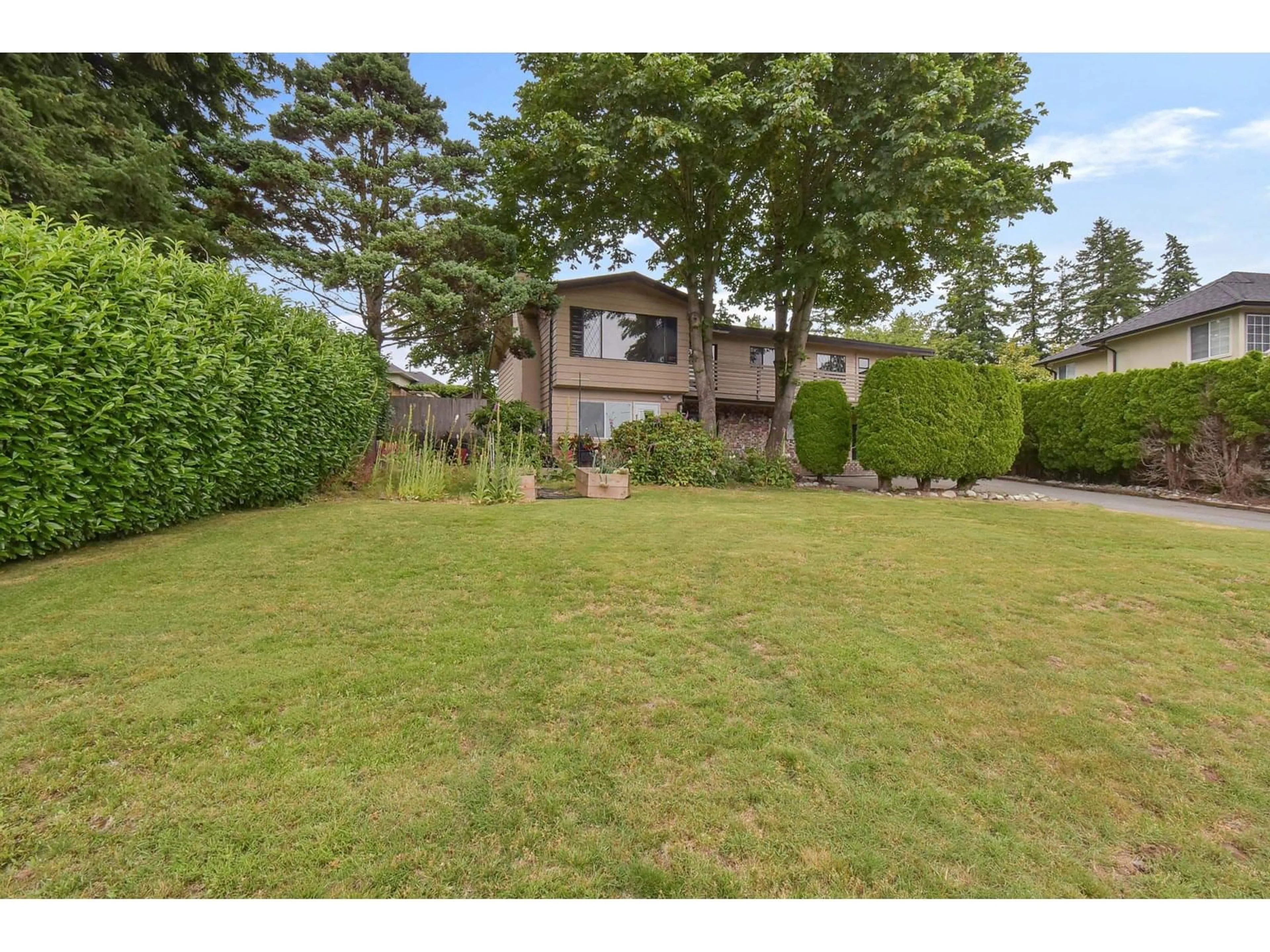 A pic from outside/outdoor area/front of a property/back of a property/a pic from drone, street for 16633 78, Surrey British Columbia V4N0L8
