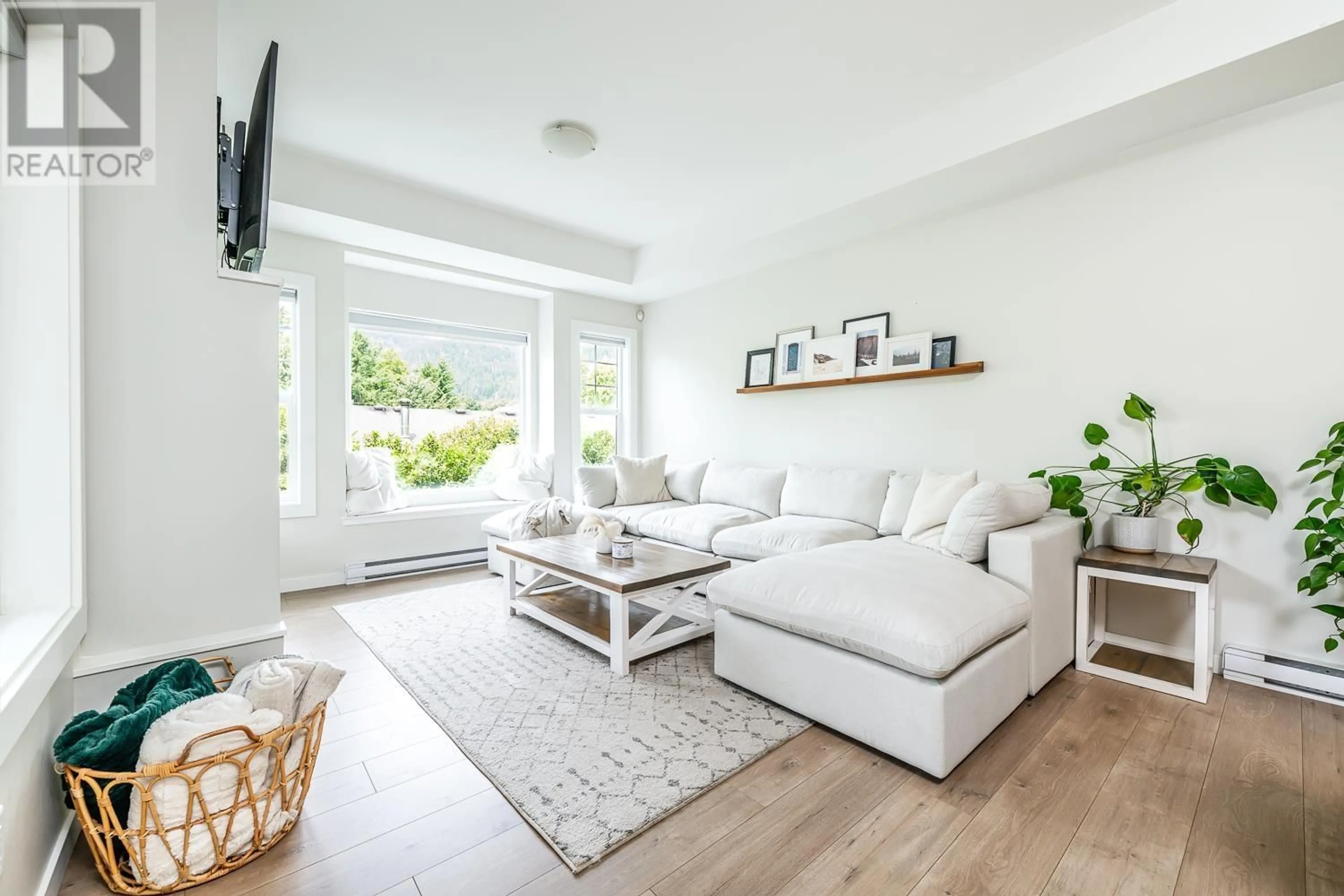 Living room with furniture, wood/laminate floor for 7 - 39885 GOVERNMENT ROAD, Squamish British Columbia V8B0Z2