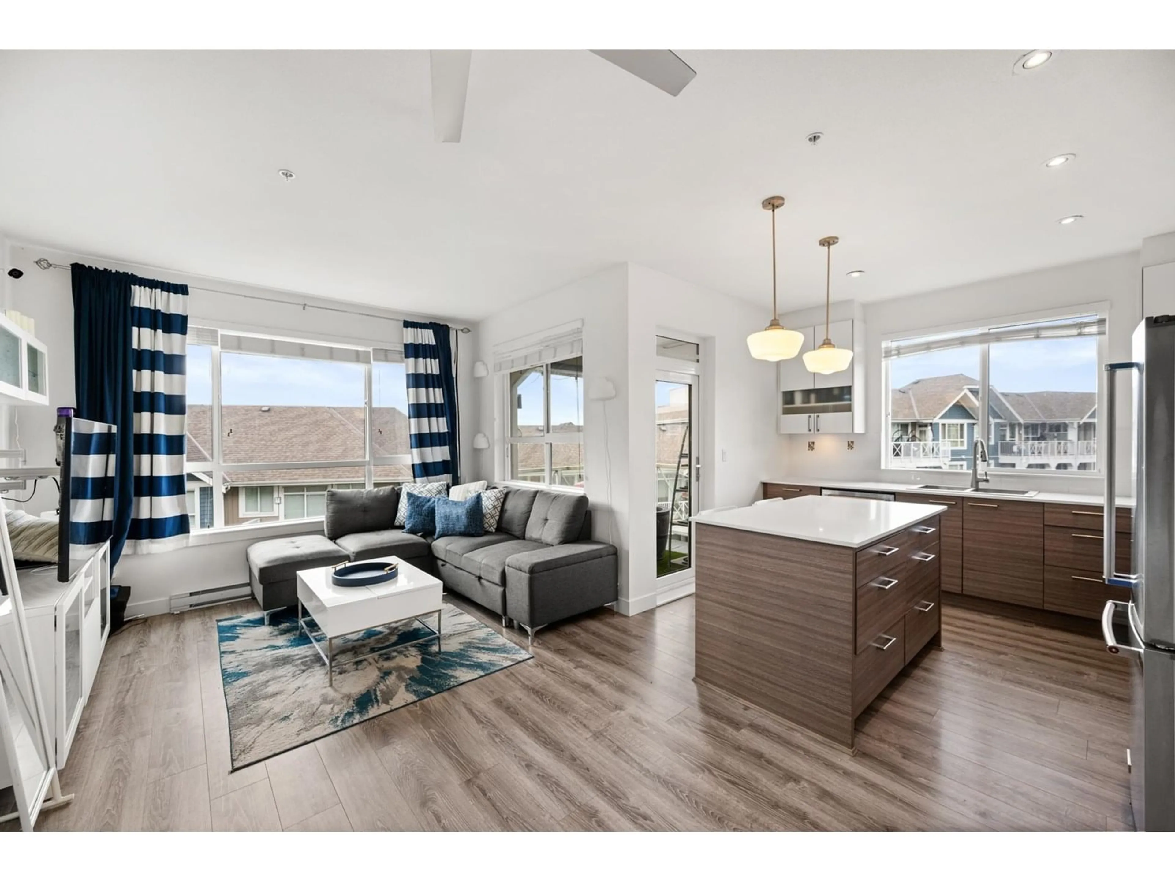 Open concept kitchen, wood/laminate floor for 303 - 16388 64, Surrey British Columbia V3S6X6