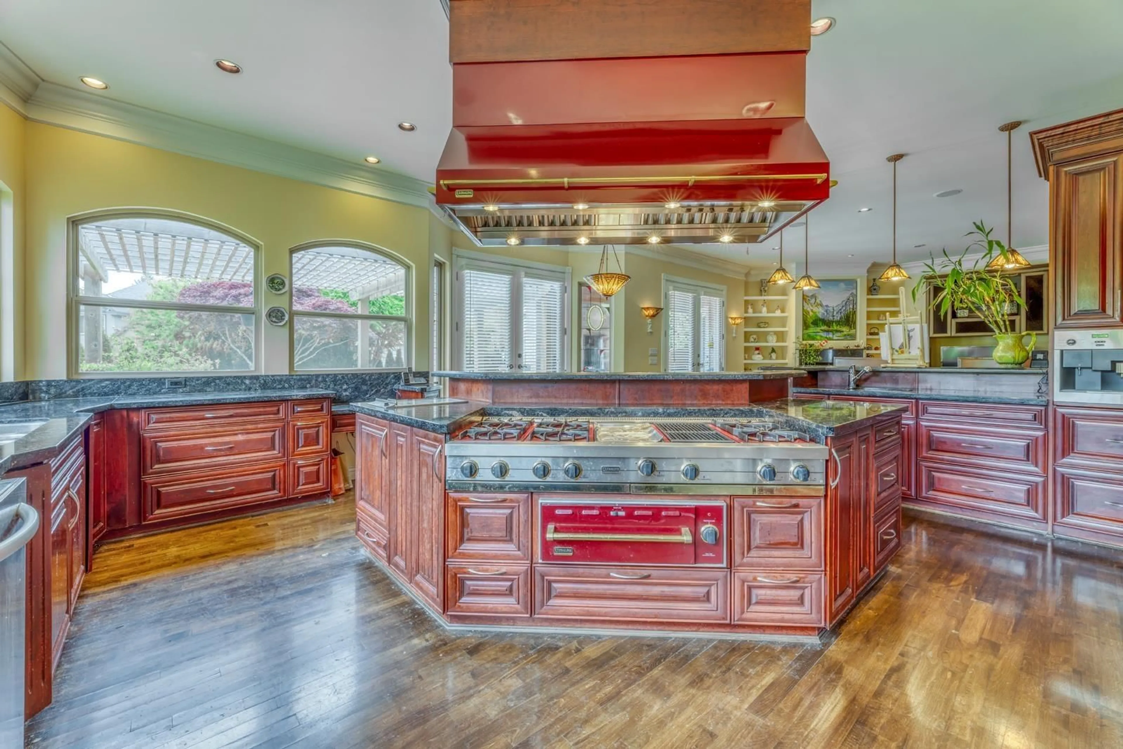 Open concept kitchen, ceramic/tile floor for 2313 CHANTRELL PARK, Surrey British Columbia V4A9W8