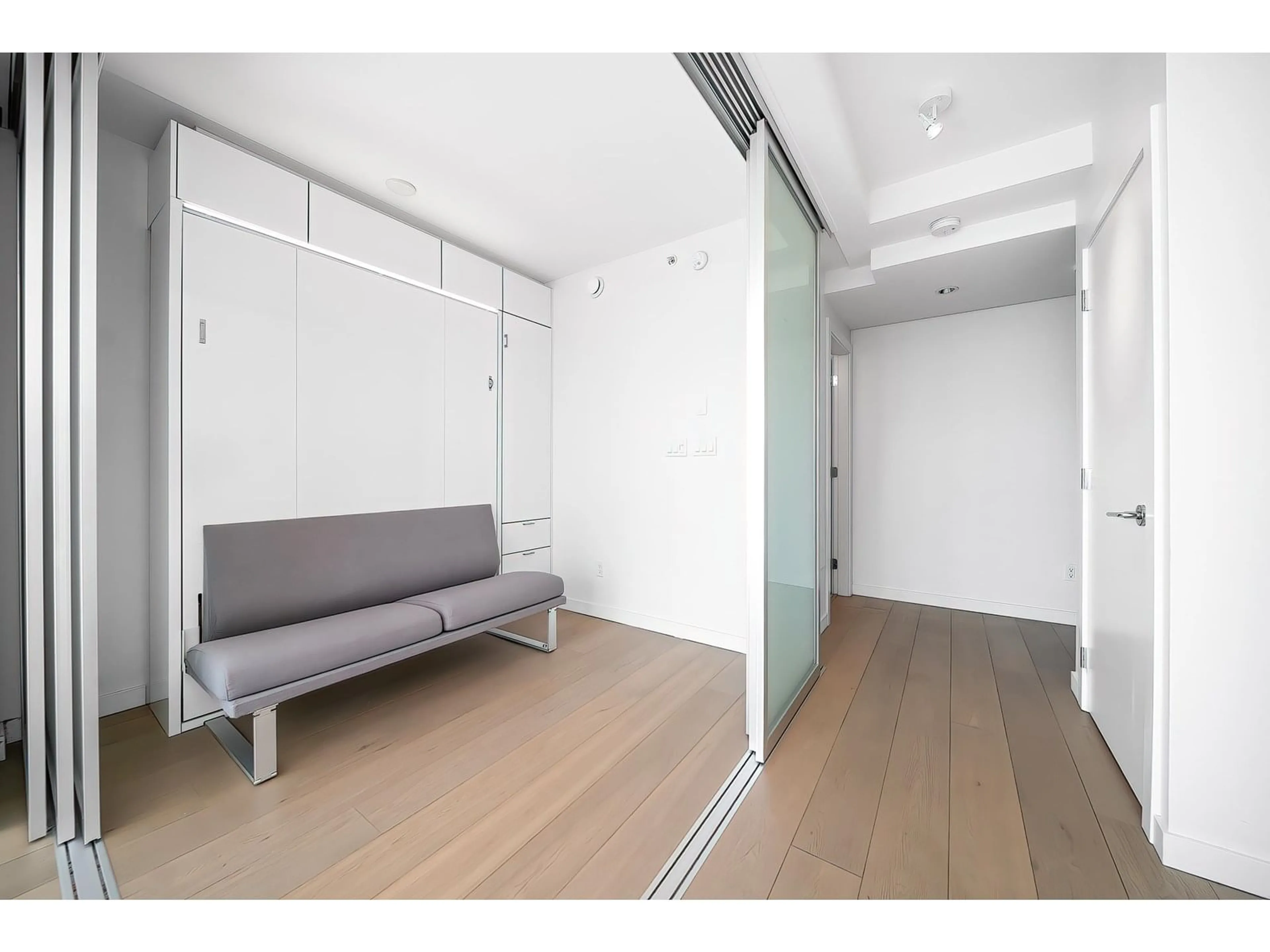 Indoor foyer for 1913 - 13438 CENTRAL, Surrey British Columbia V3T0N2