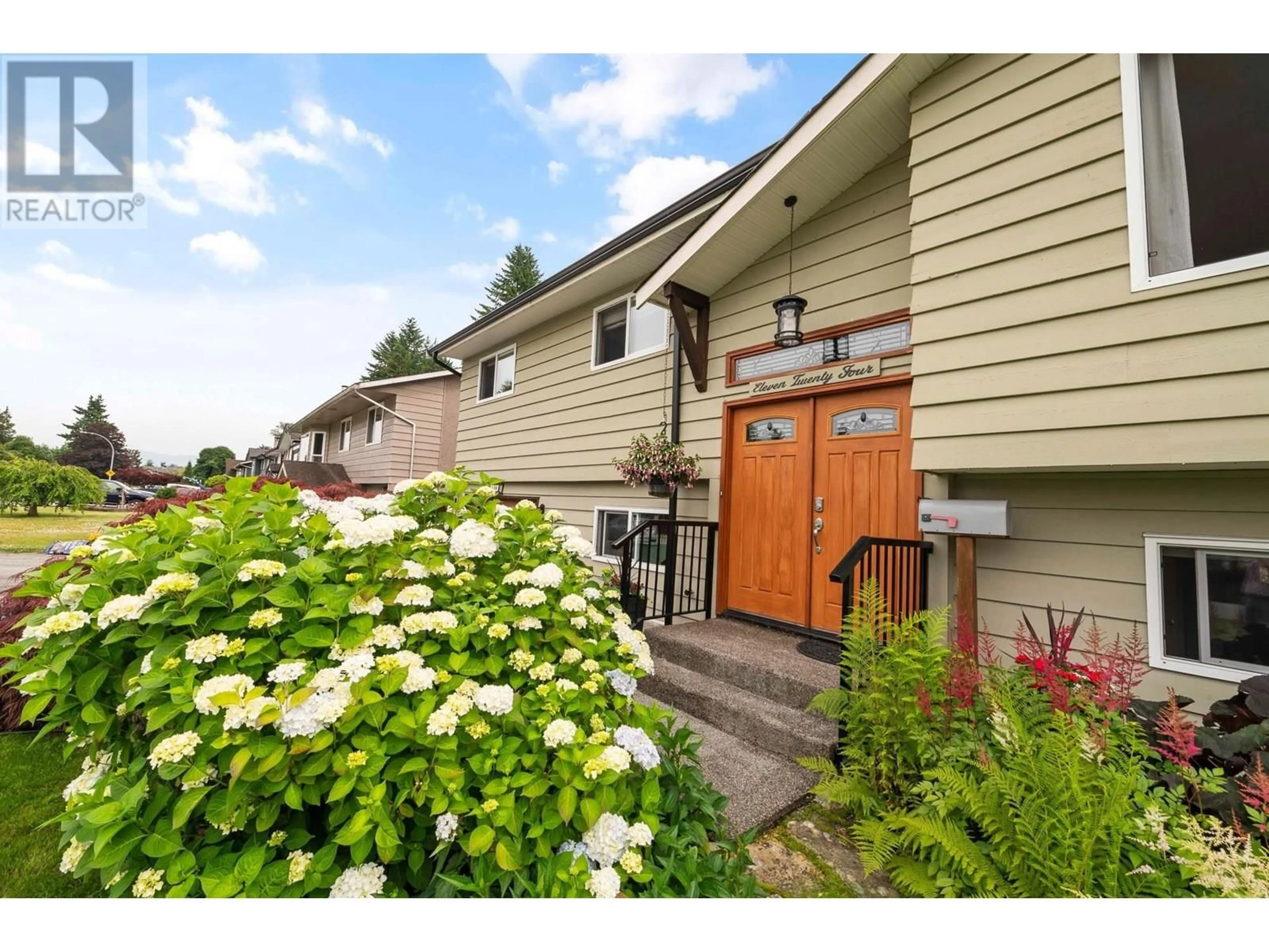 Home with vinyl exterior material, street for 1124 FRASER AVENUE, Port Coquitlam British Columbia V3B1L8