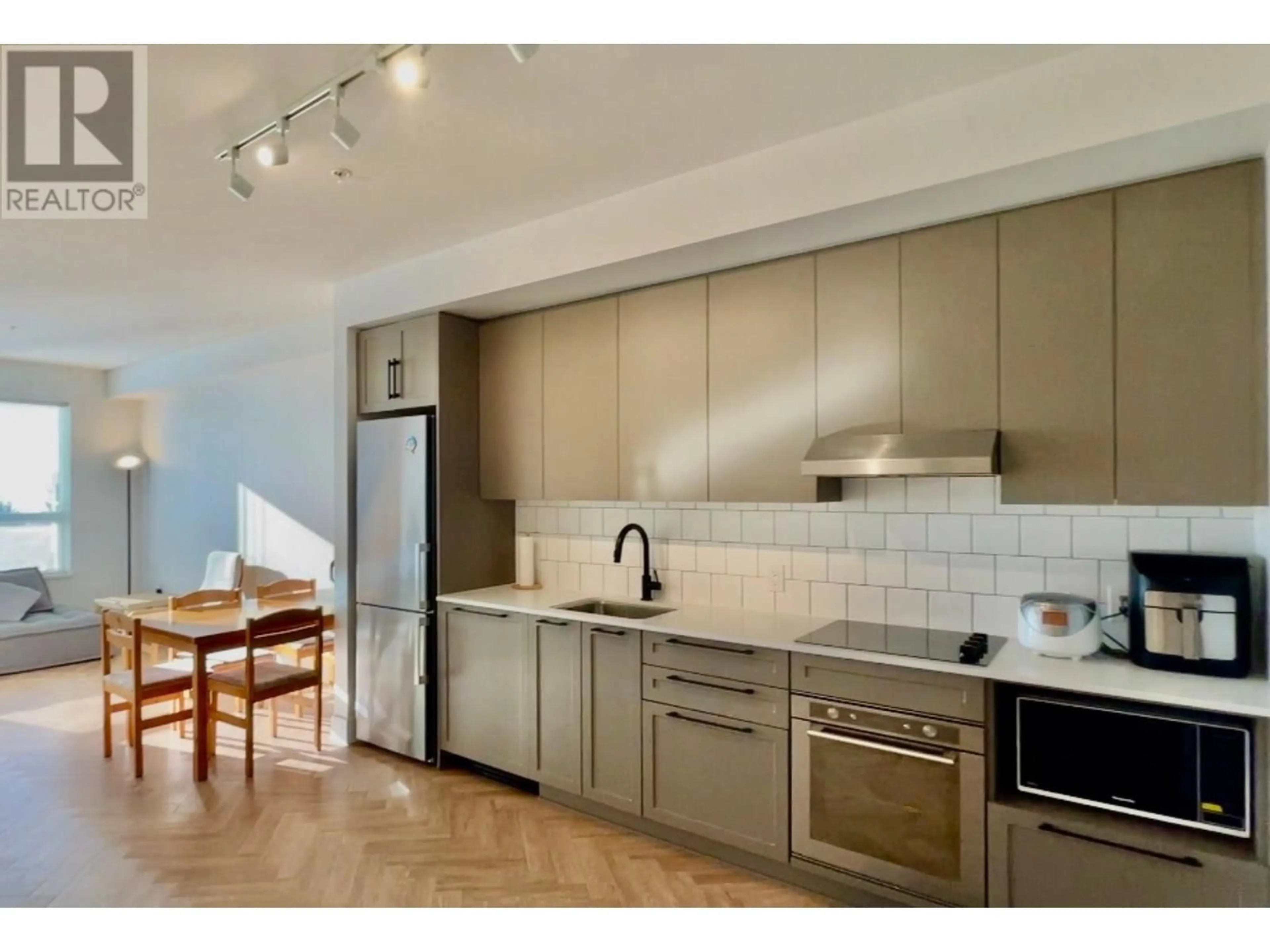 Open concept kitchen, ceramic/tile floor for 309 - 9228 SLOPES MEWS, Burnaby British Columbia V5A0E9