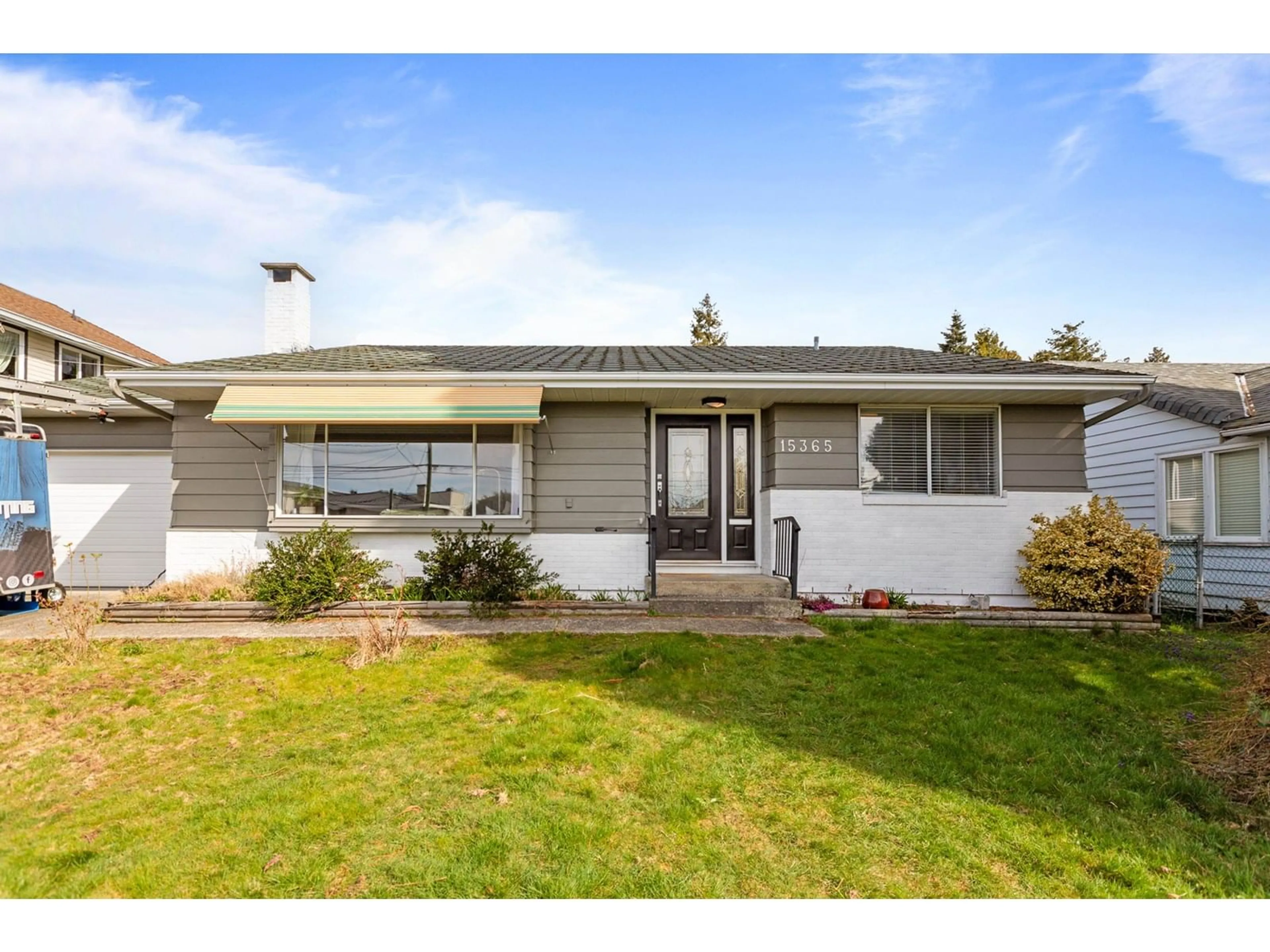 Home with vinyl exterior material, street for 15365 PACIFIC, White Rock British Columbia V4B1R3