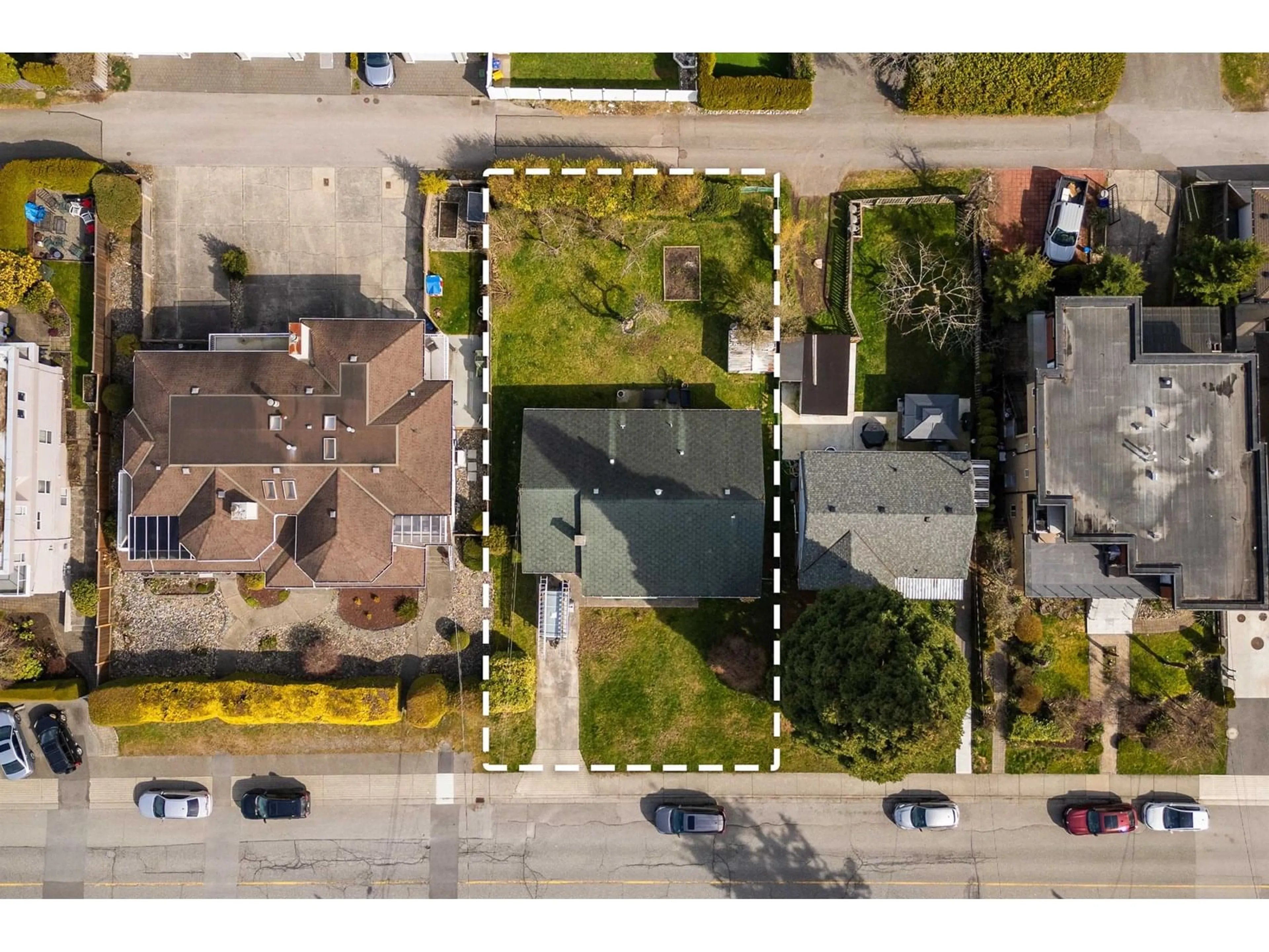 A pic from outside/outdoor area/front of a property/back of a property/a pic from drone, street for 15365 PACIFIC, White Rock British Columbia V4B1R3