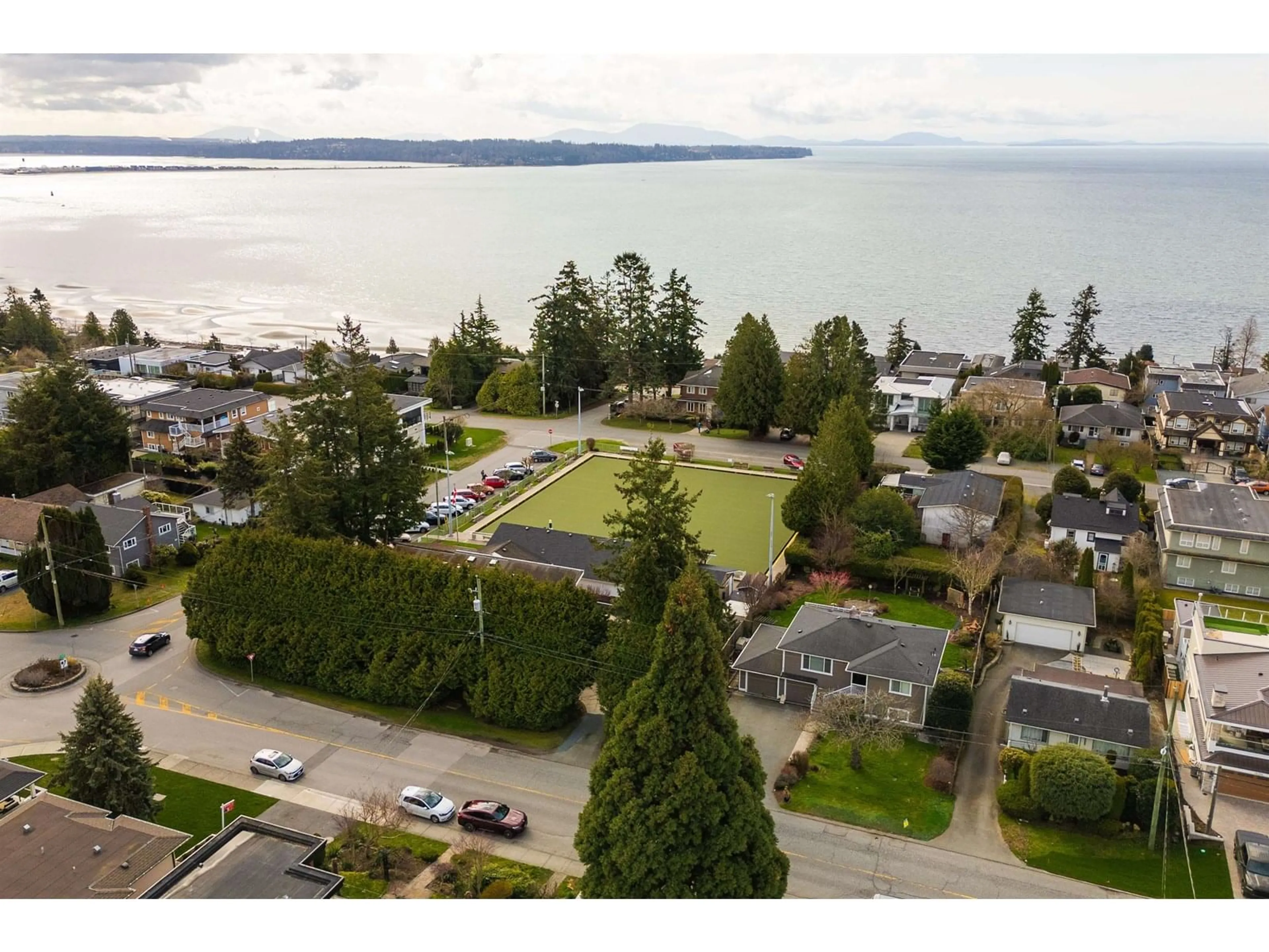 A pic from outside/outdoor area/front of a property/back of a property/a pic from drone, water/lake/river/ocean view for 15365 PACIFIC, White Rock British Columbia V4B1R3