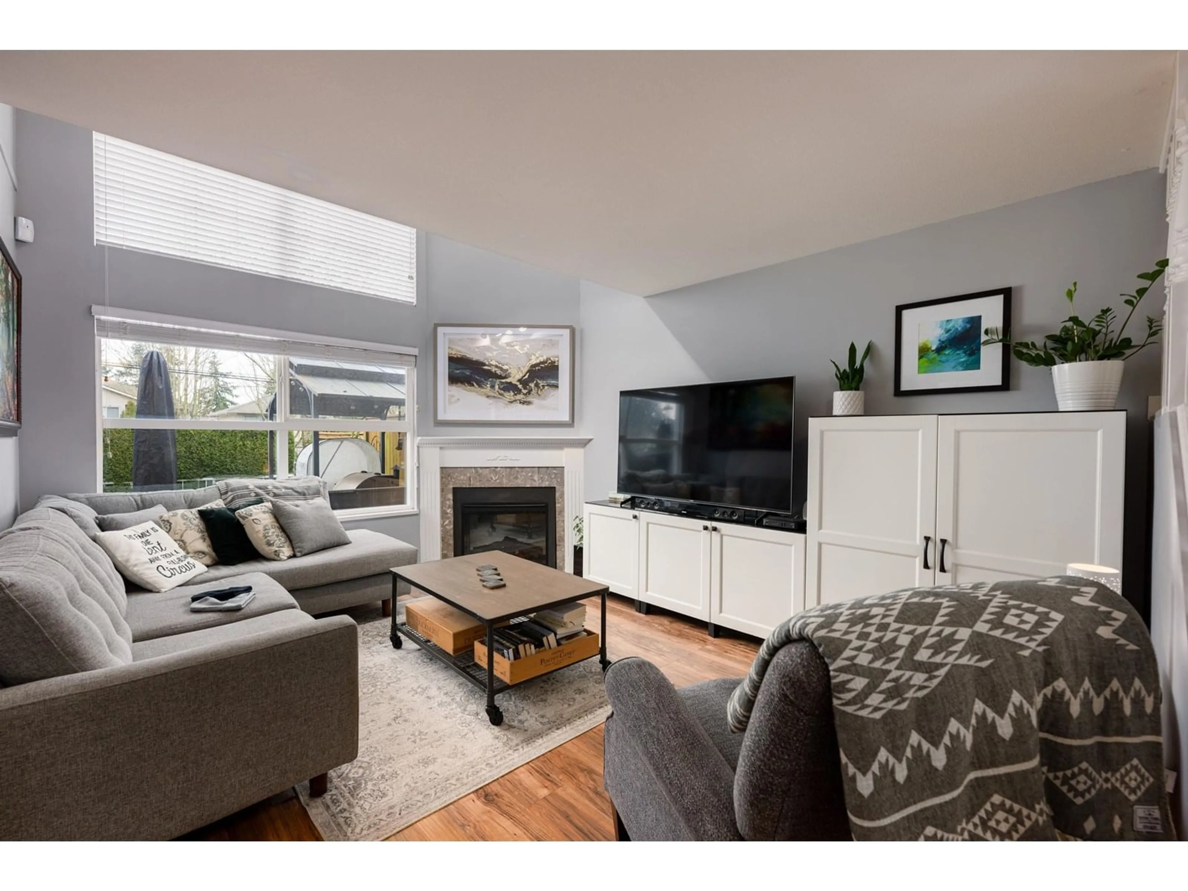 Living room with furniture, wood/laminate floor for 62 - 8111 160, Surrey British Columbia V4N0V4