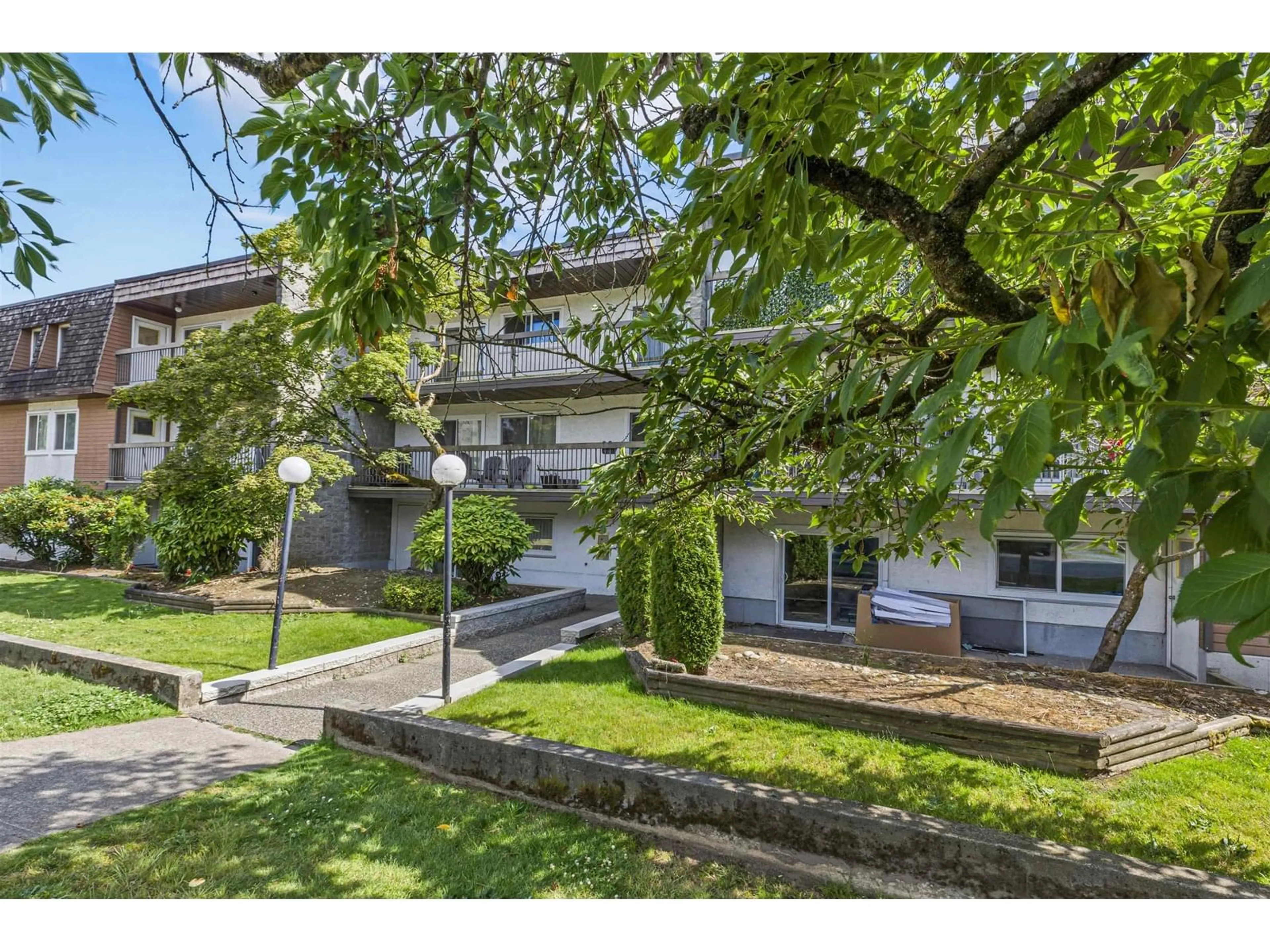Patio, street for 102 - 33850 FERN, Abbotsford British Columbia V2S6C3