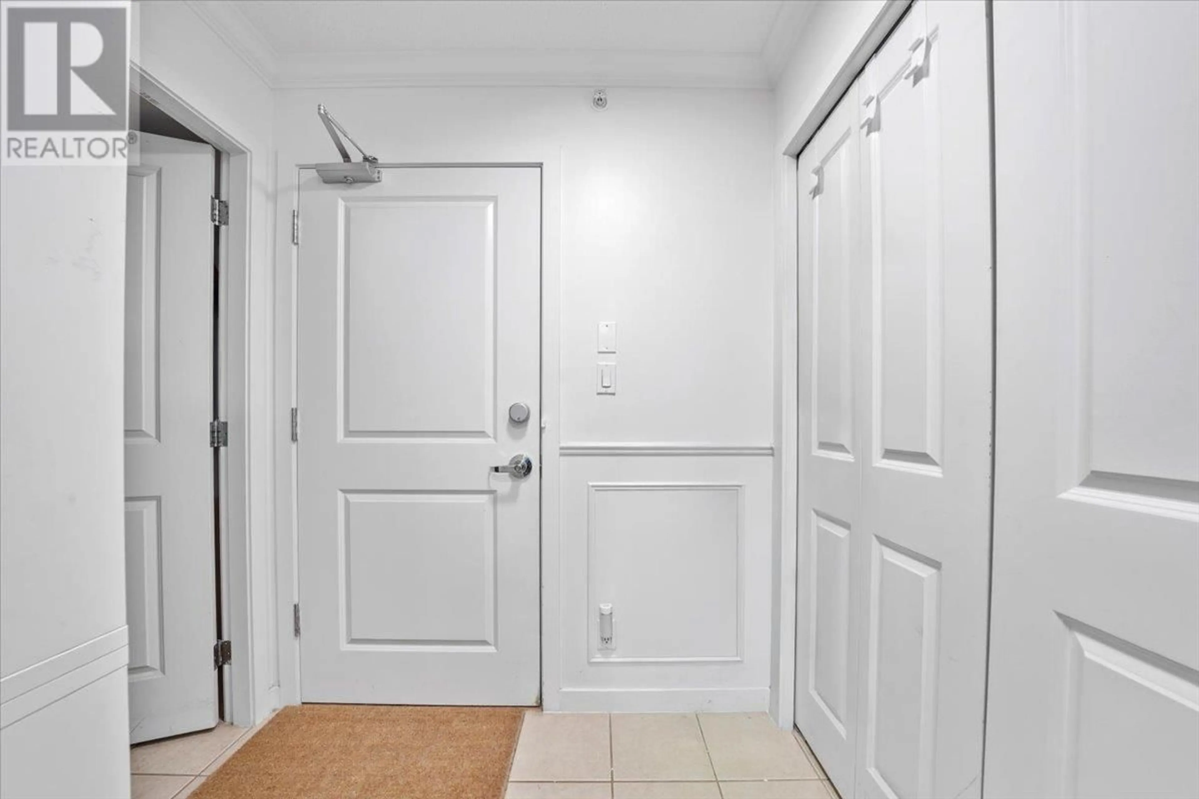Indoor entryway for 405 - 2138 MADISON AVENUE, Burnaby British Columbia V5C6T6