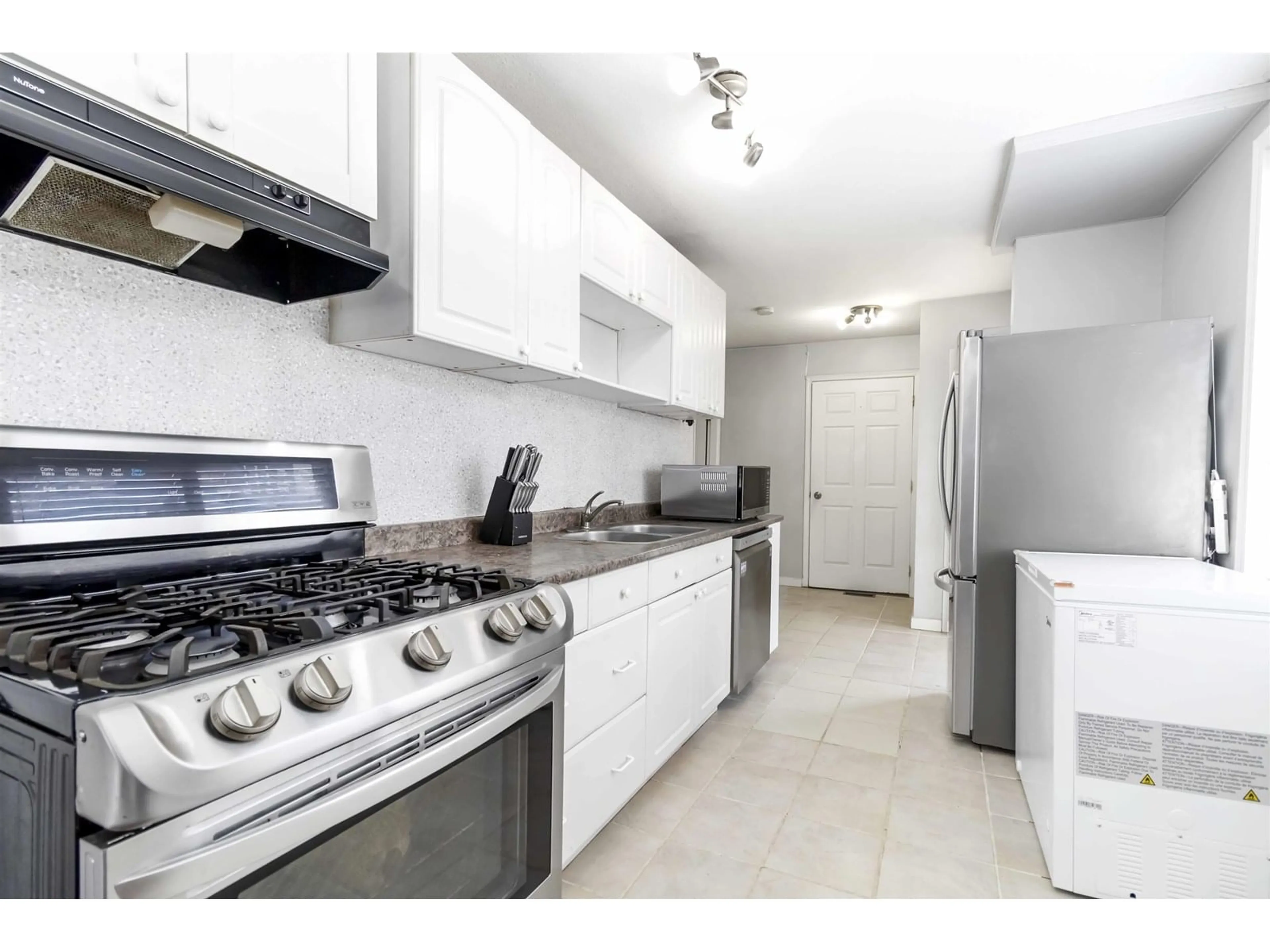 Standard kitchen, ceramic/tile floor for 8872 ELM DRIVE, Chilliwack British Columbia V2P4Y7