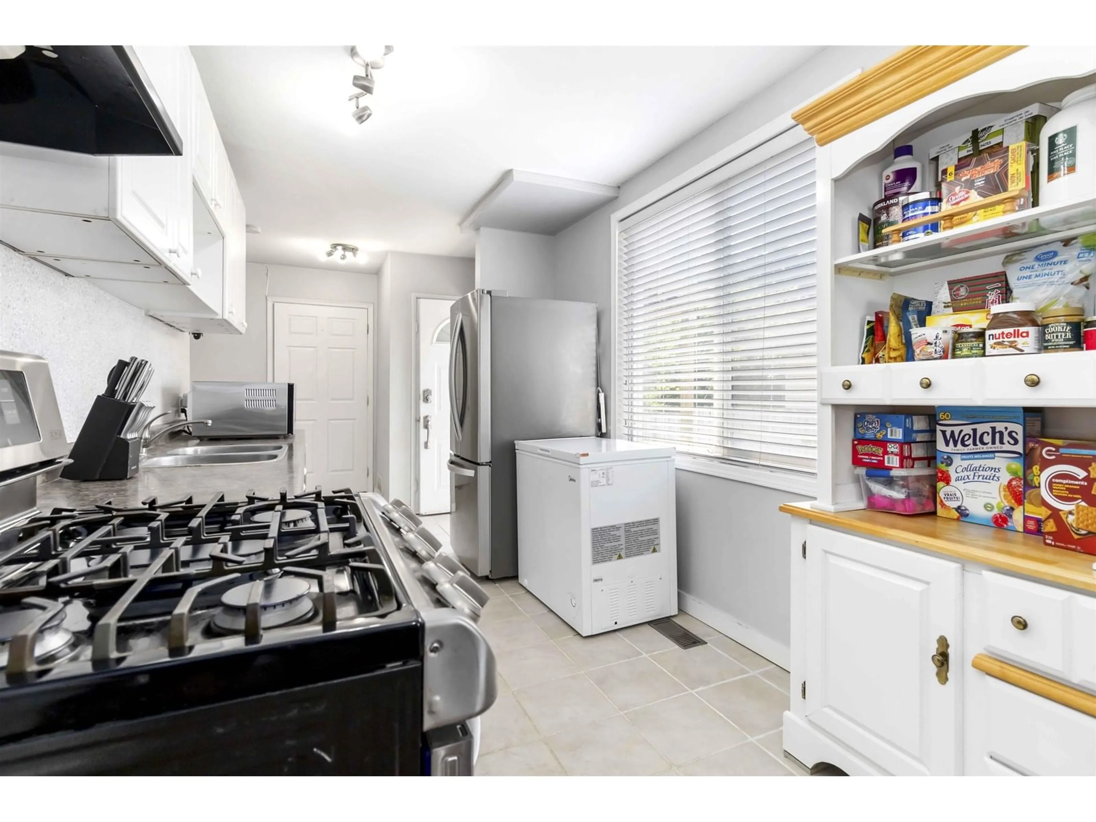 Standard kitchen, unknown for 8872 ELM DRIVE, Chilliwack British Columbia V2P4Y7