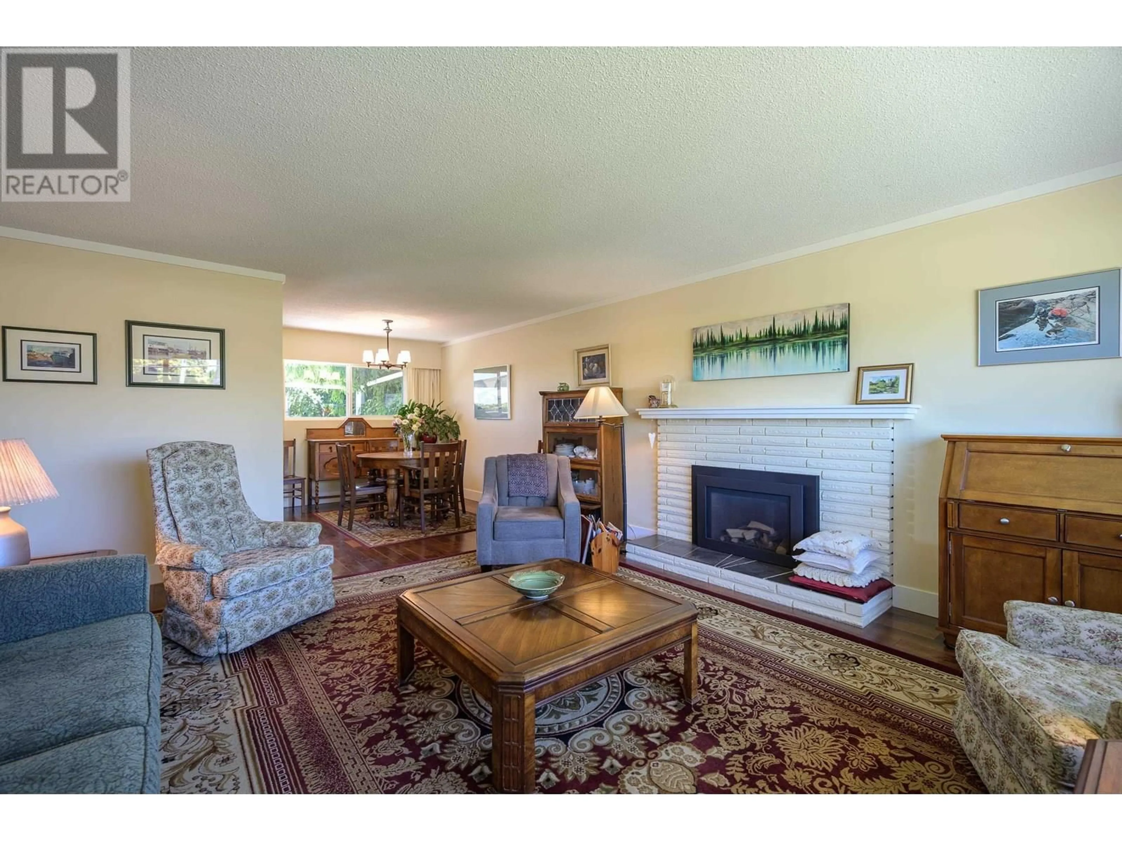 Living room with furniture, unknown for 5542 44 AVENUE, Delta British Columbia V4K1E1