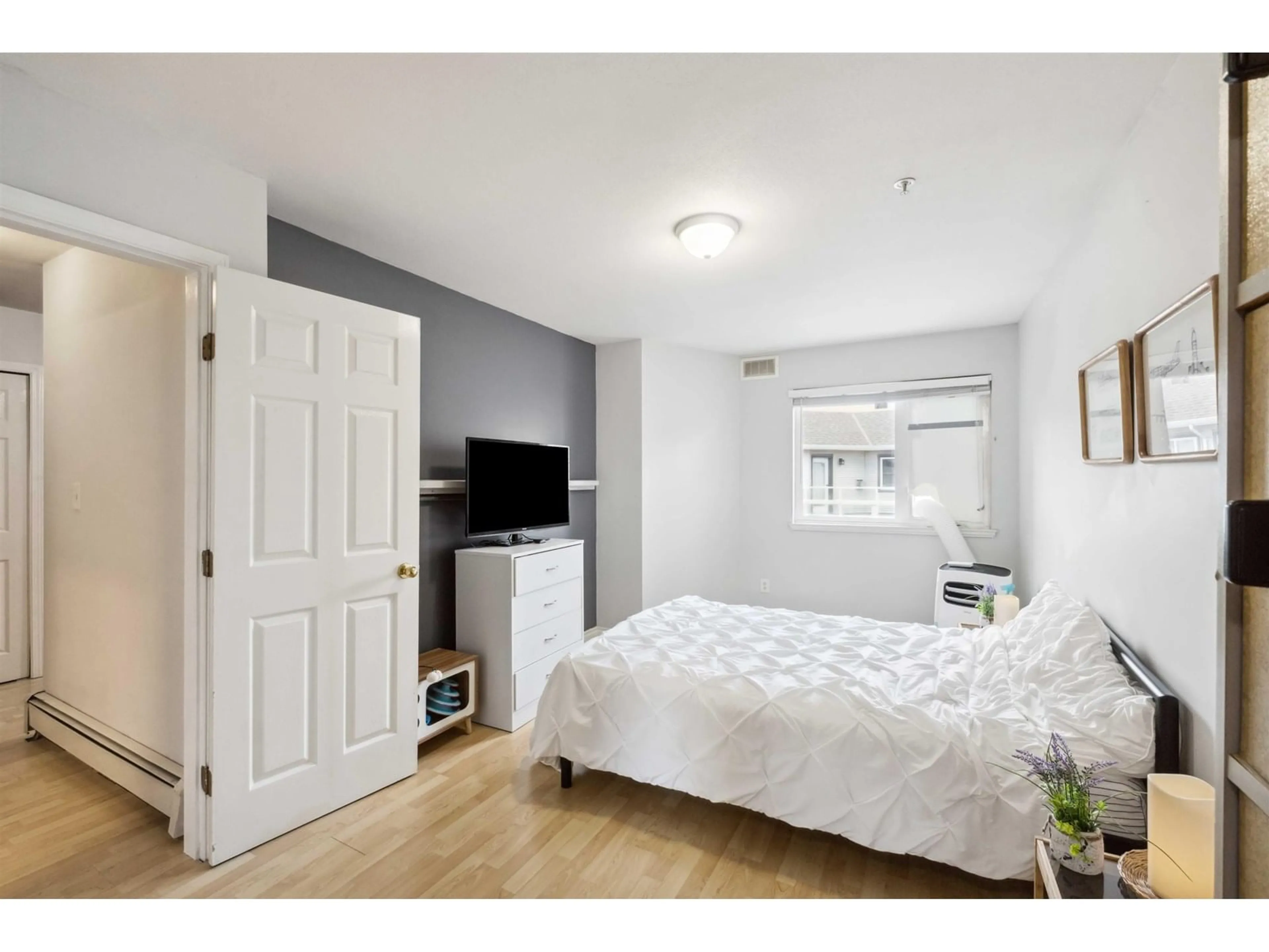 Bedroom with bed, wood/laminate floor for 402 - 8142 120A, Surrey British Columbia V3W0N1