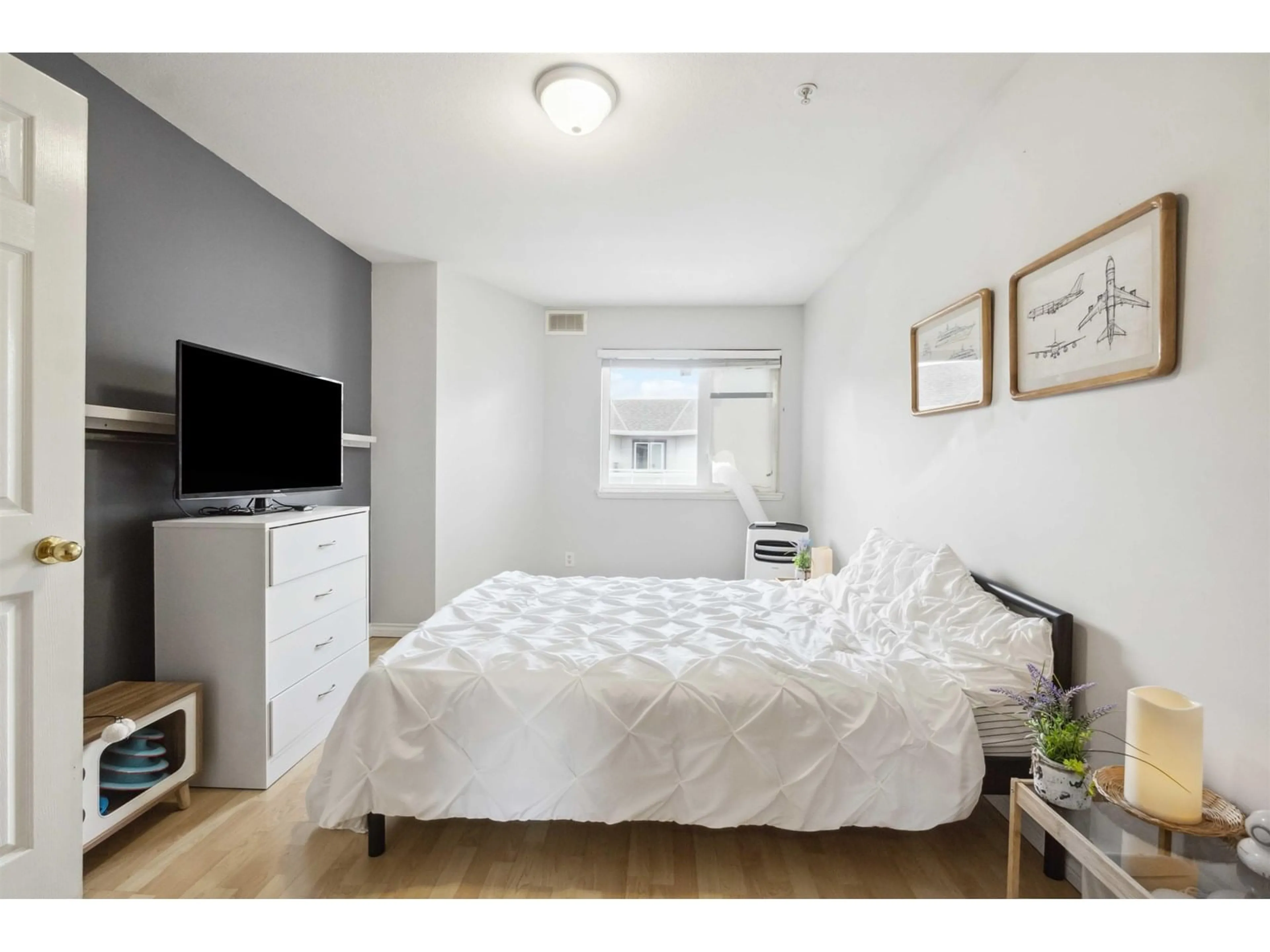 Bedroom with bed, wood/laminate floor for 402 - 8142 120A, Surrey British Columbia V3W0N1