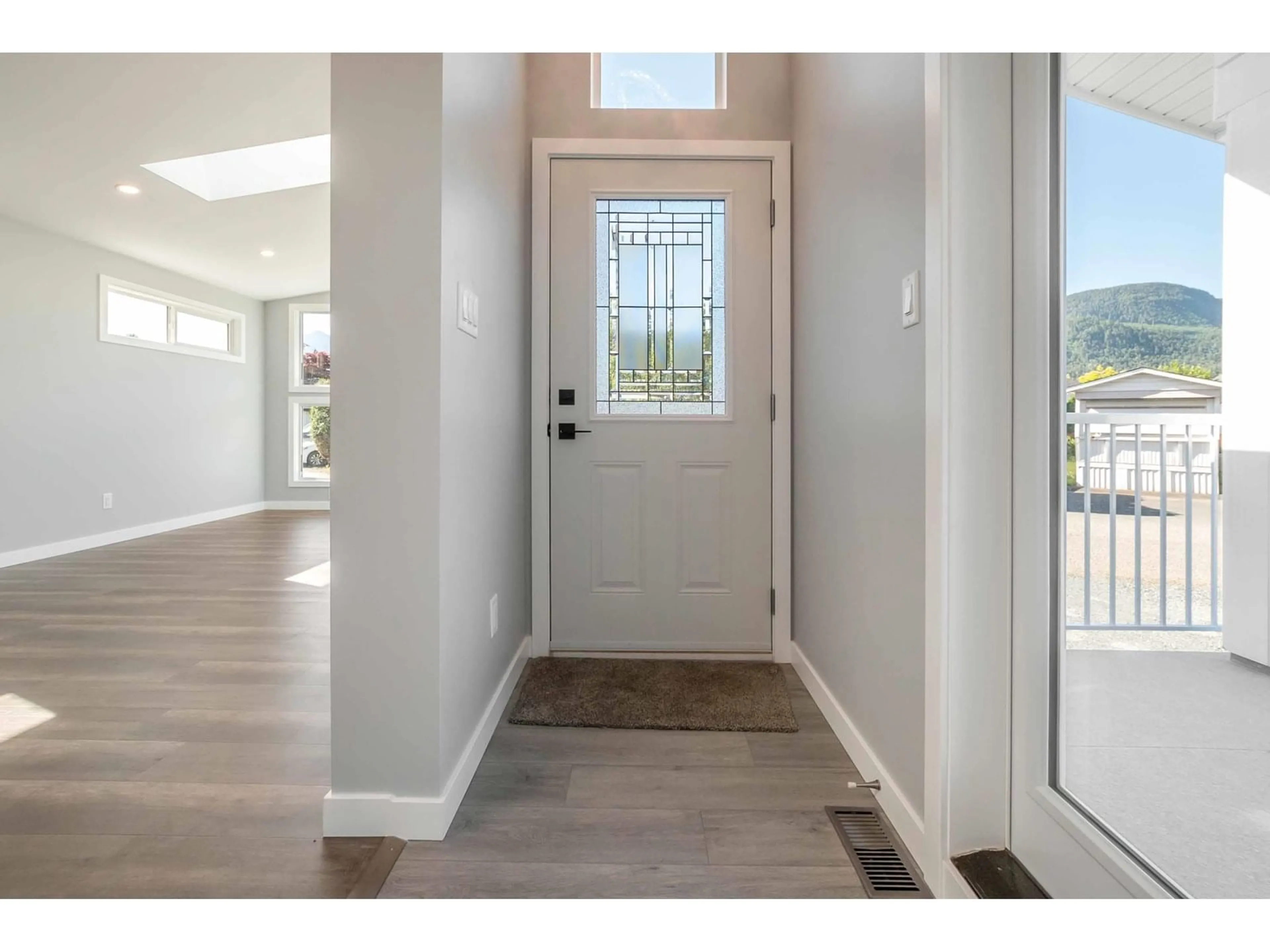 Indoor entryway for 102 - 45640 WATSON ROAD, Chilliwack British Columbia V2R3R1