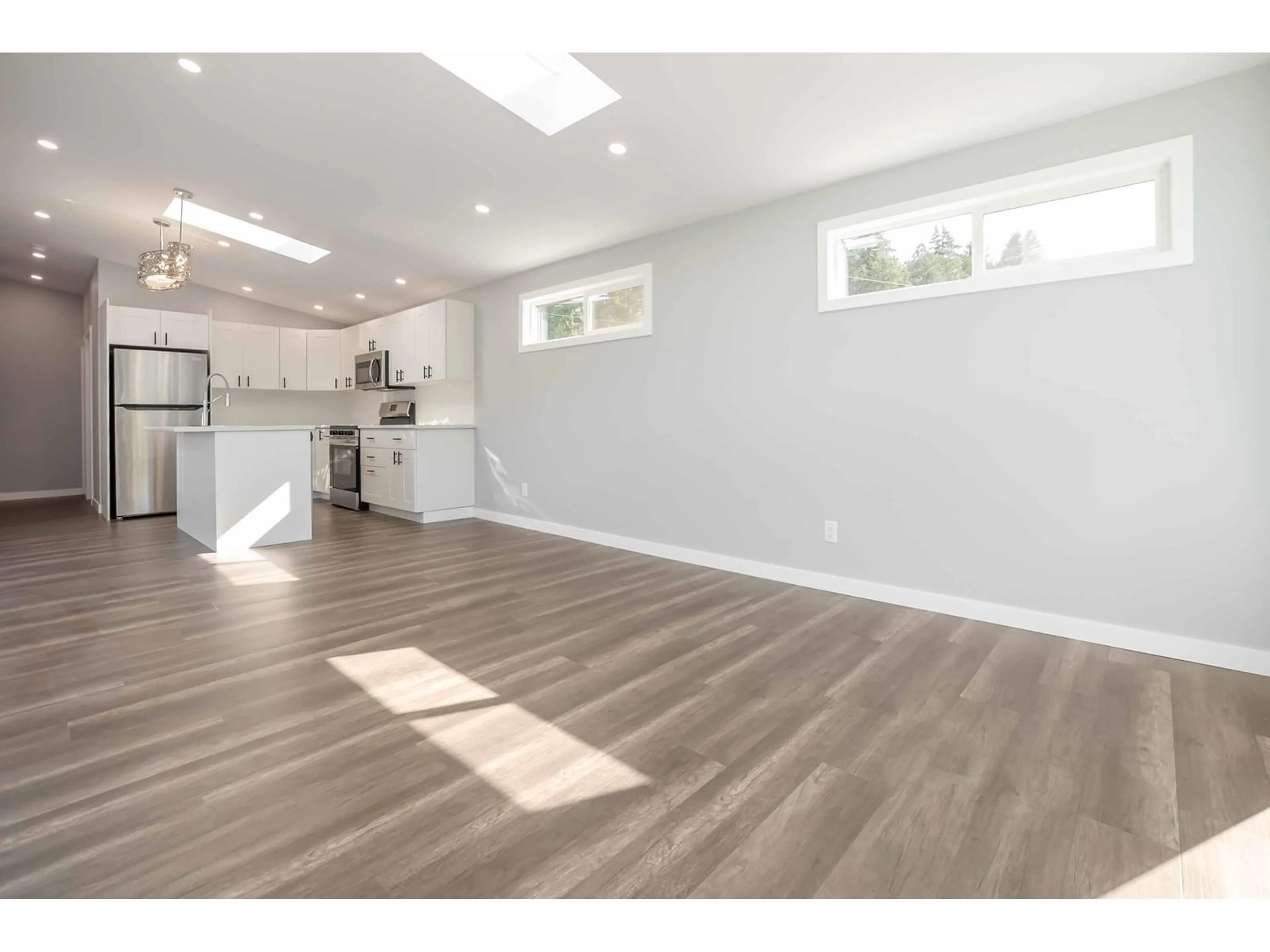 Open concept kitchen, wood/laminate floor for 102 - 45640 WATSON ROAD, Chilliwack British Columbia V2R3R1