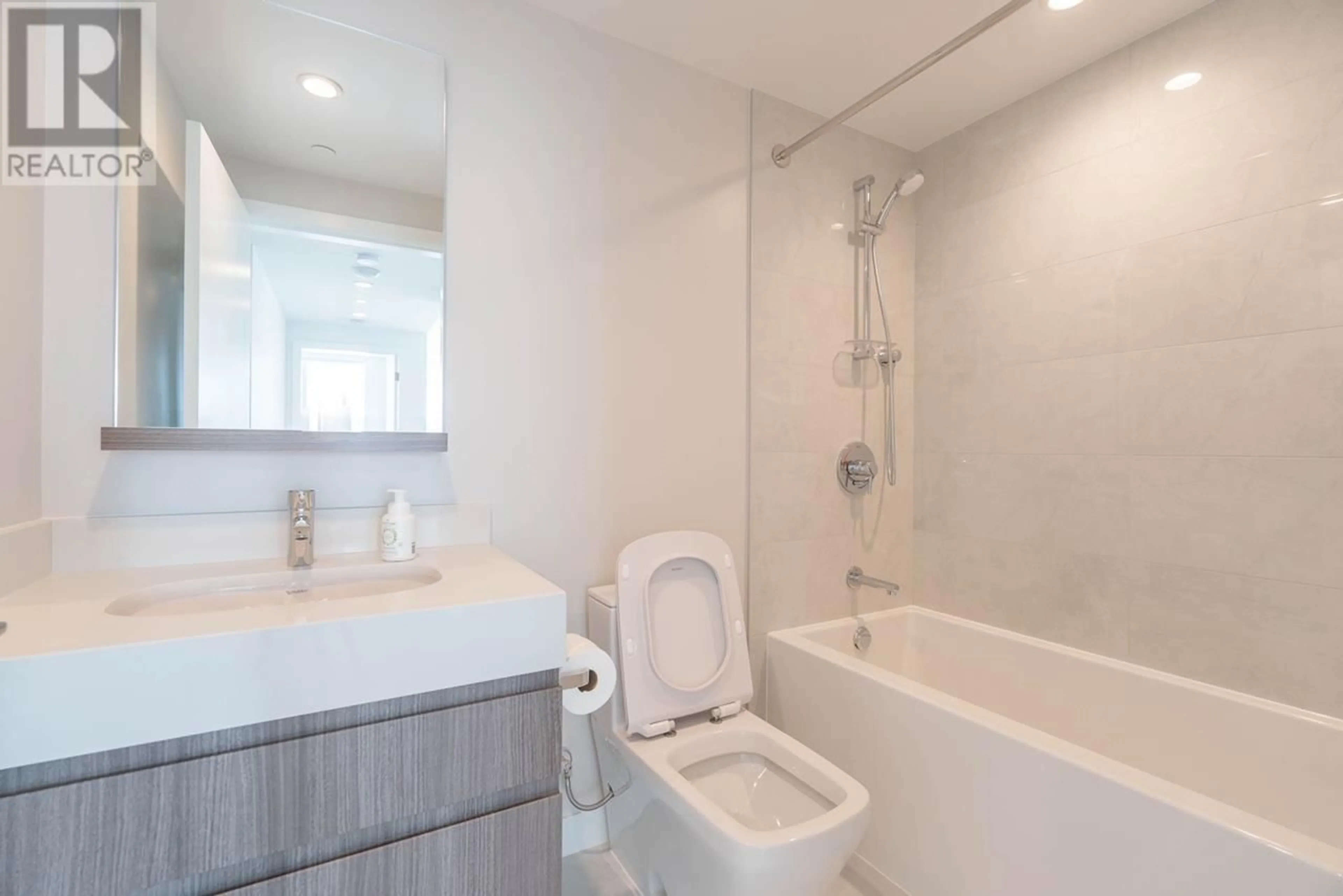 Standard bathroom, ceramic/tile floor for 3209 - 6537 TELFORD AVENUE, Burnaby British Columbia V5H0K9