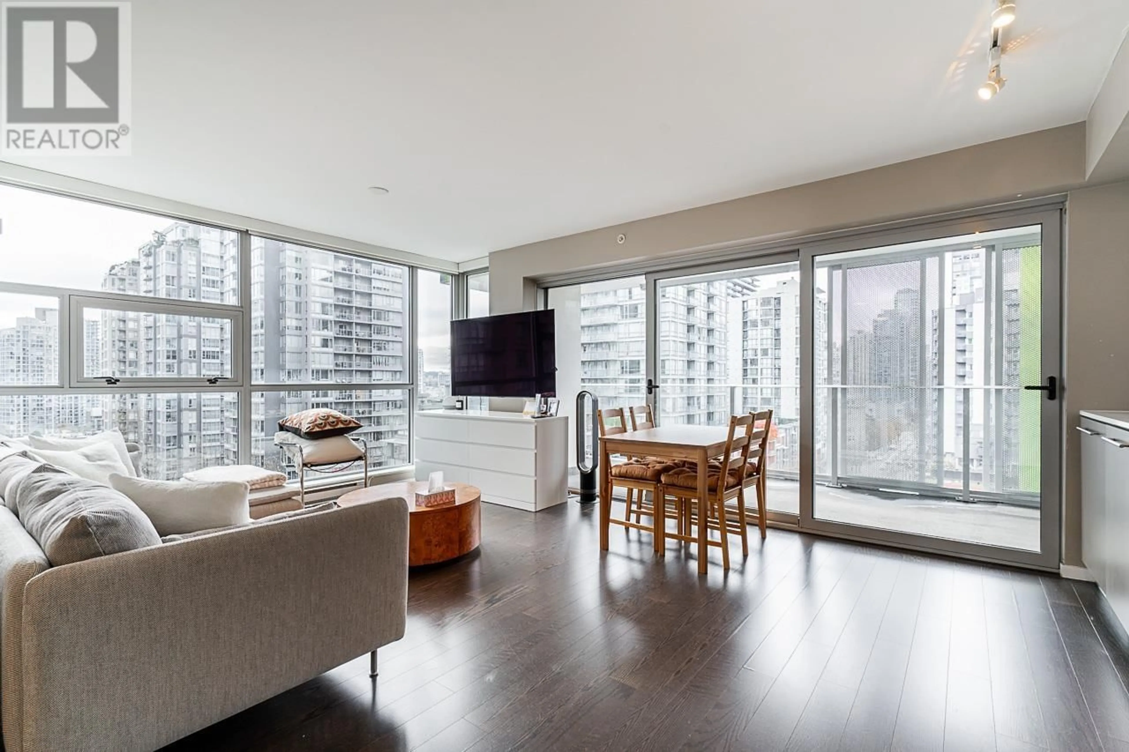 Living room with furniture, wood/laminate floor for 1003 - 999 SEYMOUR STREET, Vancouver British Columbia V6B0M5