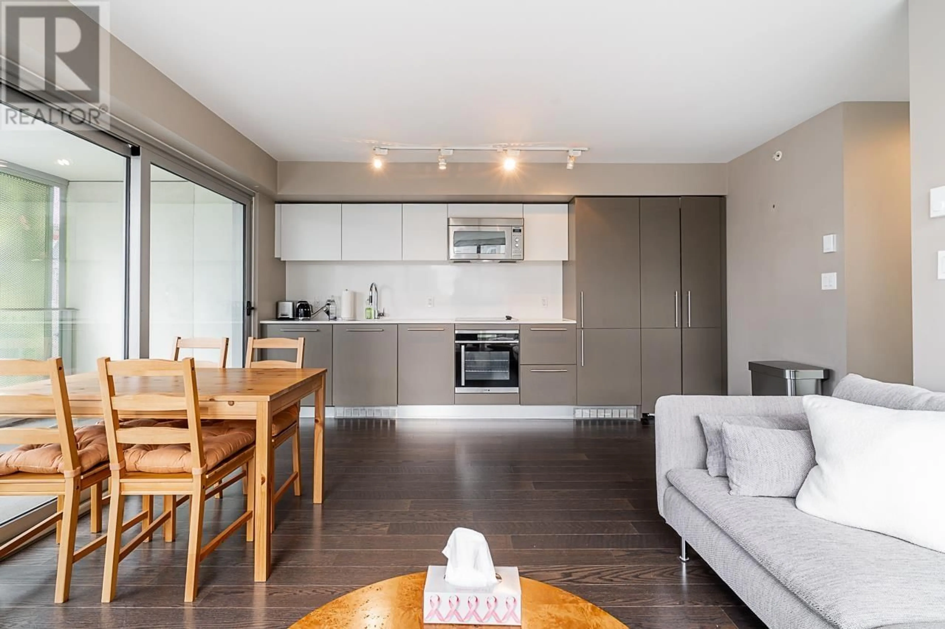 Living room with furniture, wood/laminate floor for 1003 - 999 SEYMOUR STREET, Vancouver British Columbia V6B0M5