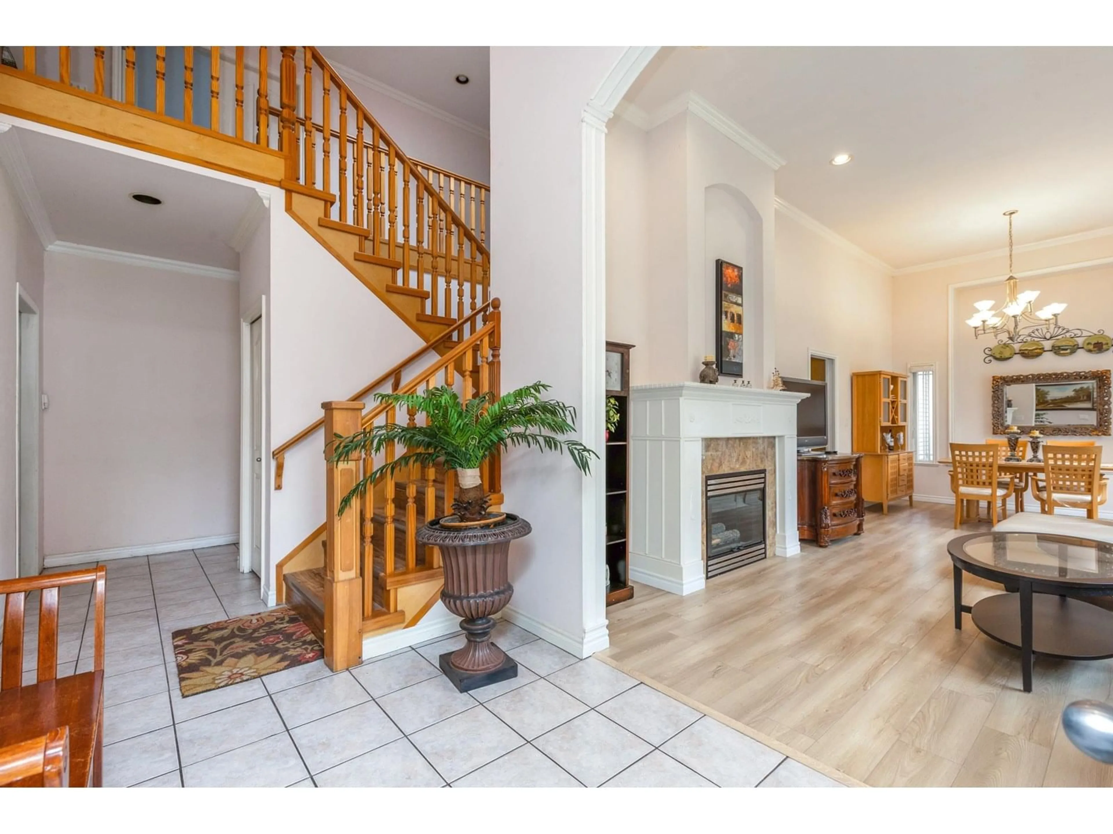 Indoor entryway for 12291 100, Surrey British Columbia V3V2W9