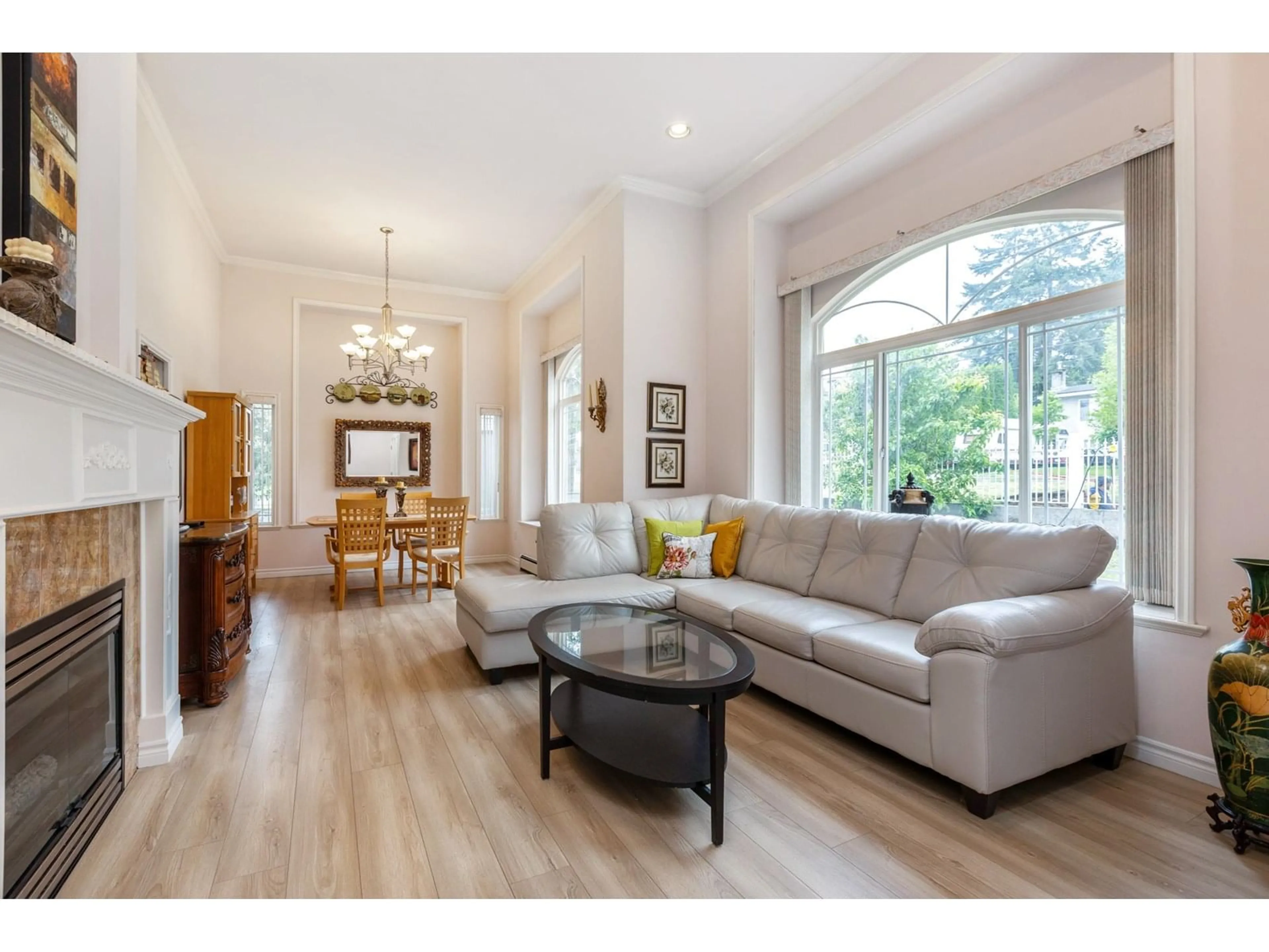 Living room with furniture, wood/laminate floor for 12291 100, Surrey British Columbia V3V2W9