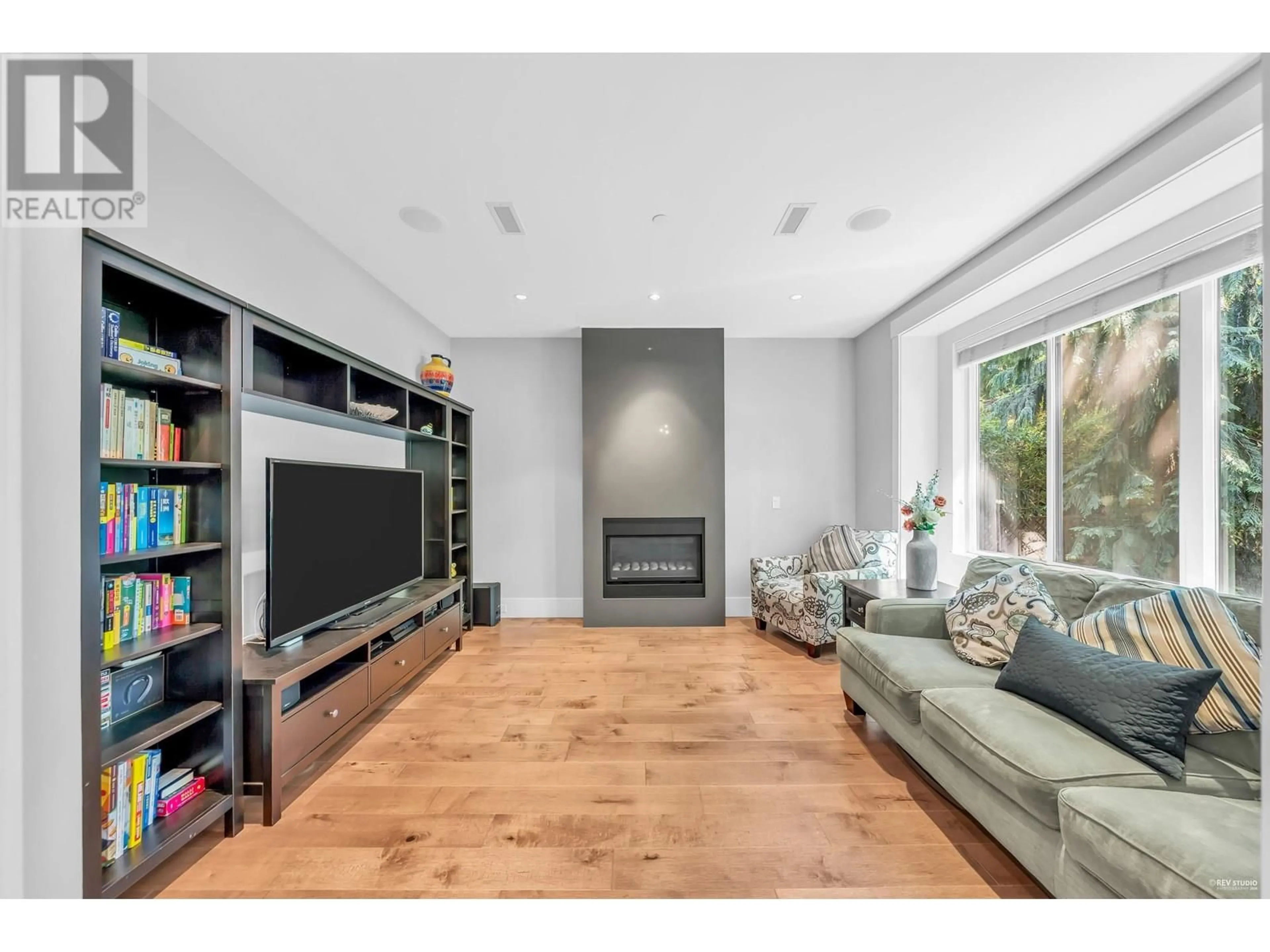 Living room with furniture, wood/laminate floor for 3721 16TH AVENUE, Vancouver British Columbia V6R3C5