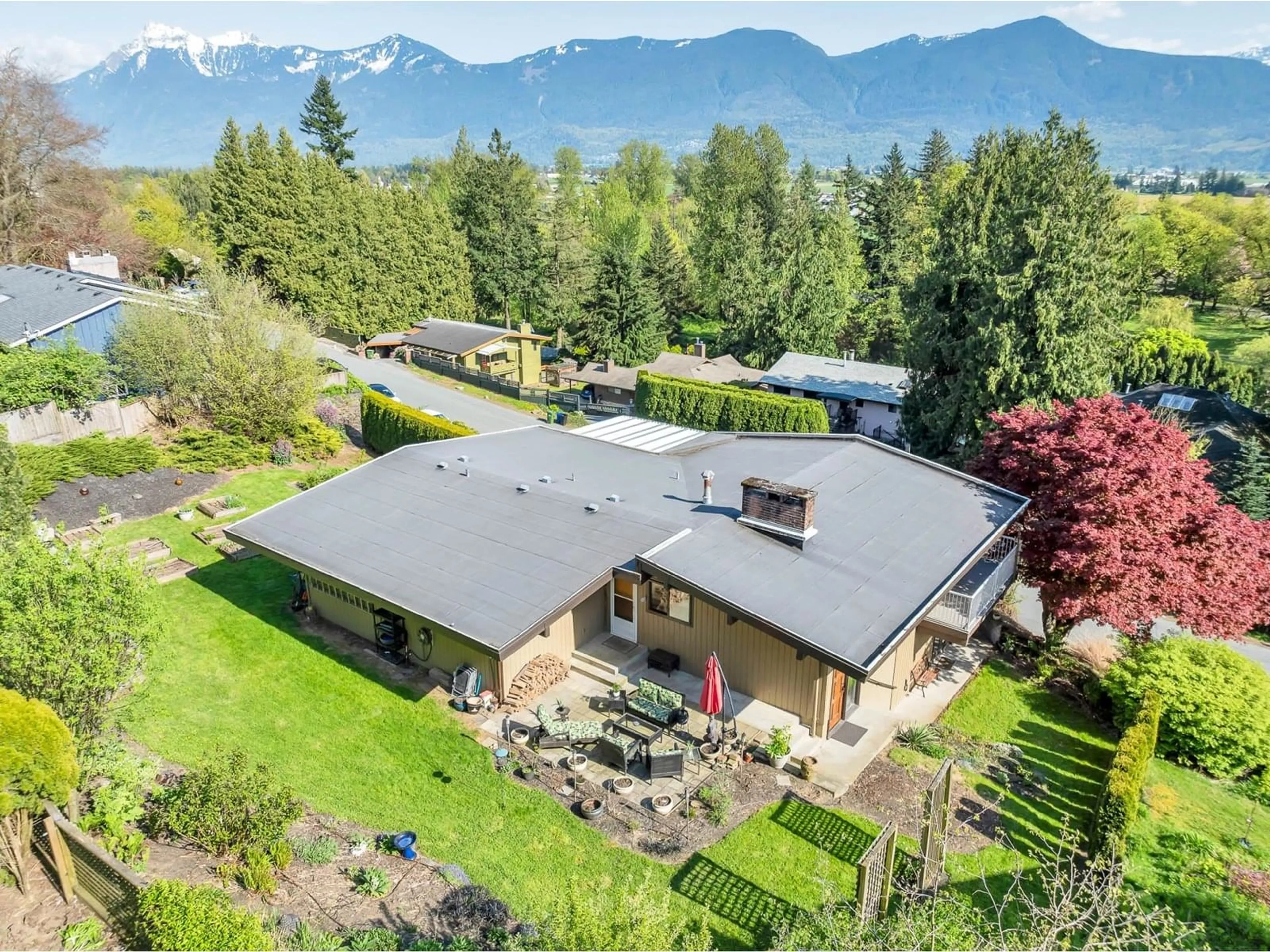 A pic from outside/outdoor area/front of a property/back of a property/a pic from drone, mountain view for 9995 KENSWOOD DRIVE, Chilliwack British Columbia V2P7N5