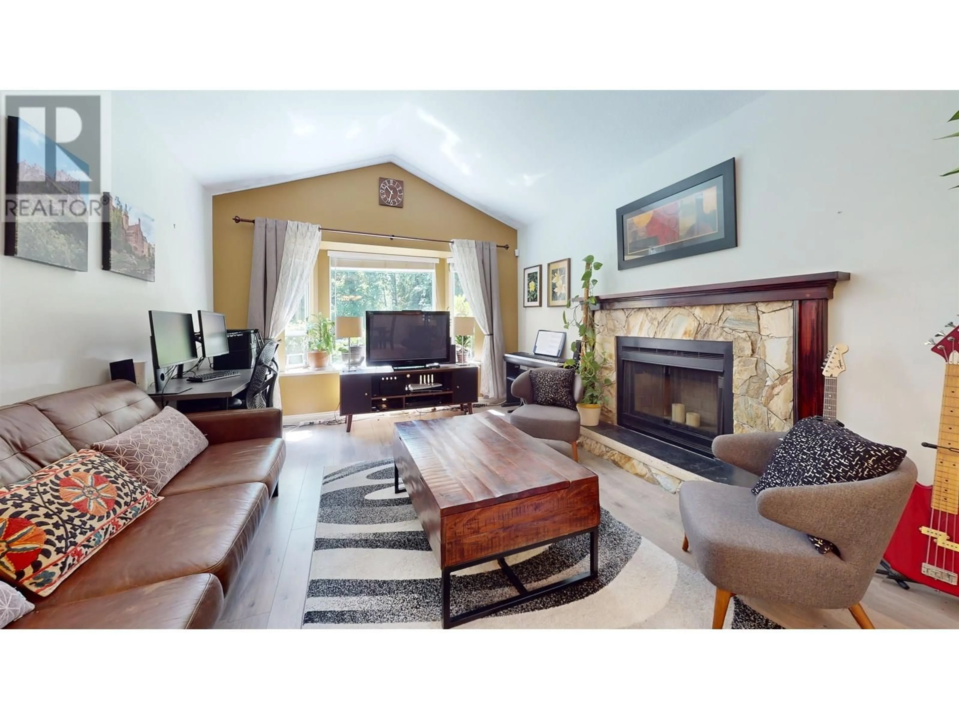 Living room with furniture, wood/laminate floor for 2983 WALTON AVENUE, Coquitlam British Columbia V3B6N1