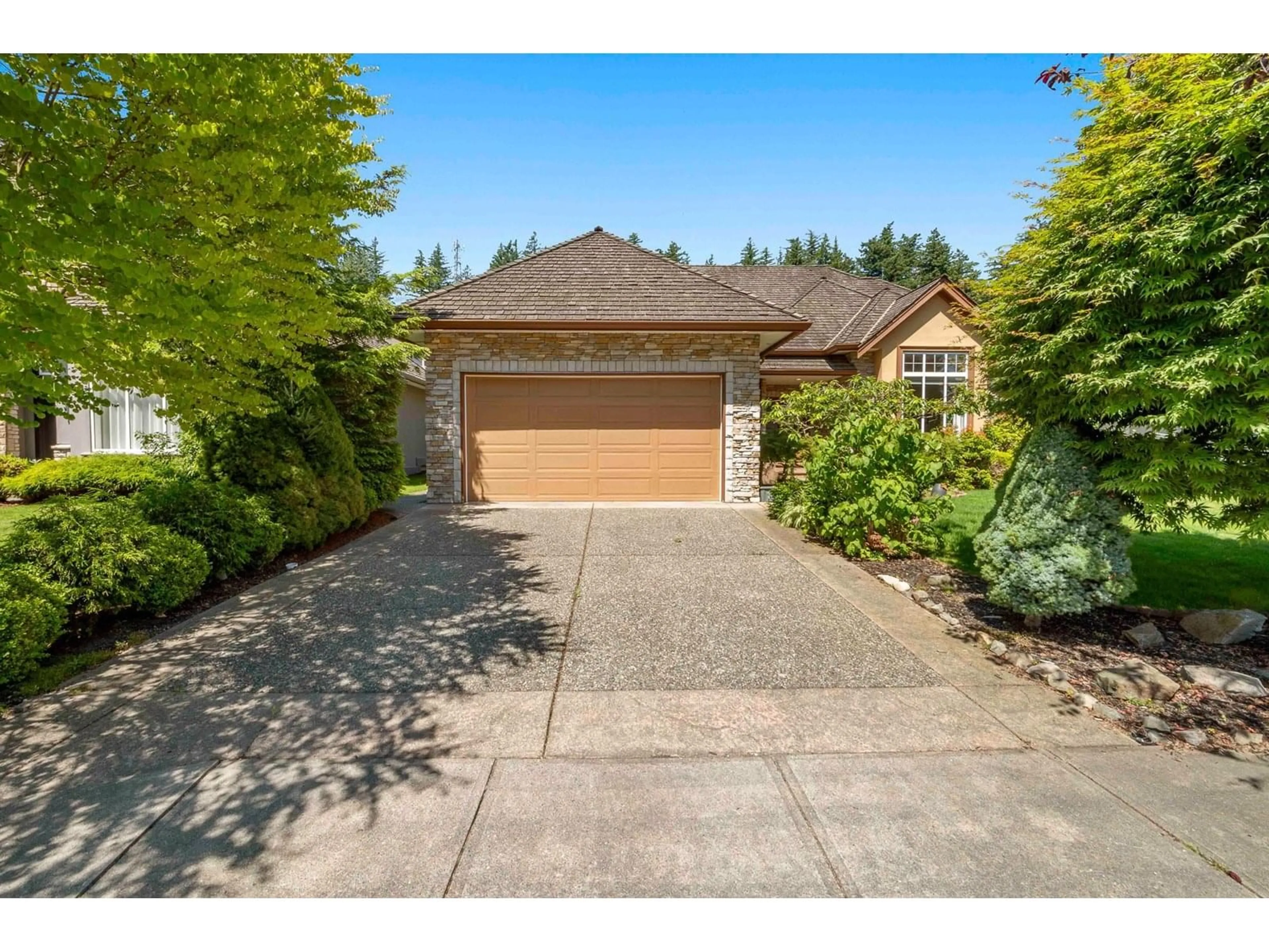 A pic from outside/outdoor area/front of a property/back of a property/a pic from drone, street for 35311 HIBISCUS, Abbotsford British Columbia V3G2Z9