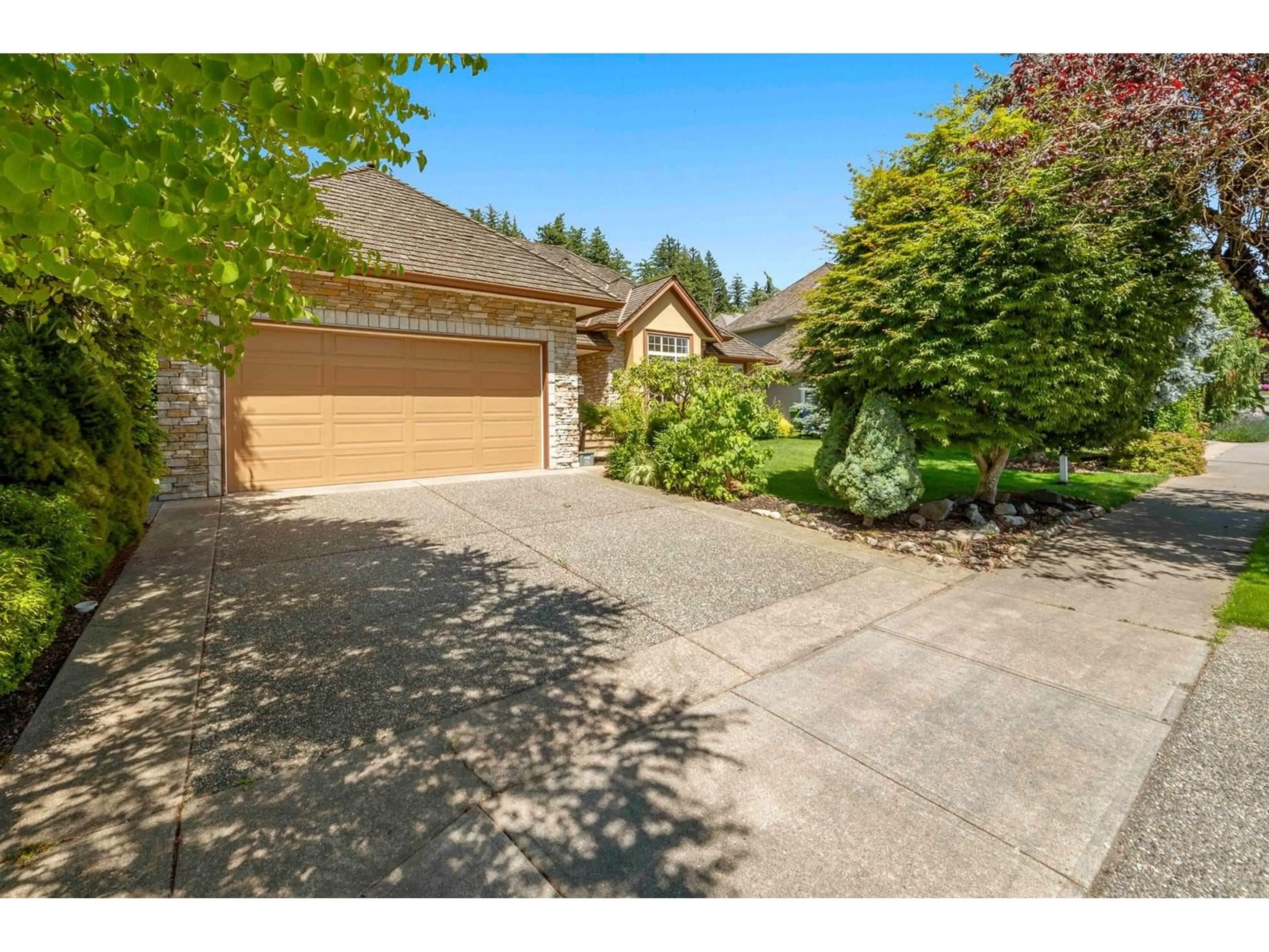 A pic from outside/outdoor area/front of a property/back of a property/a pic from drone, street for 35311 HIBISCUS, Abbotsford British Columbia V3G2Z9