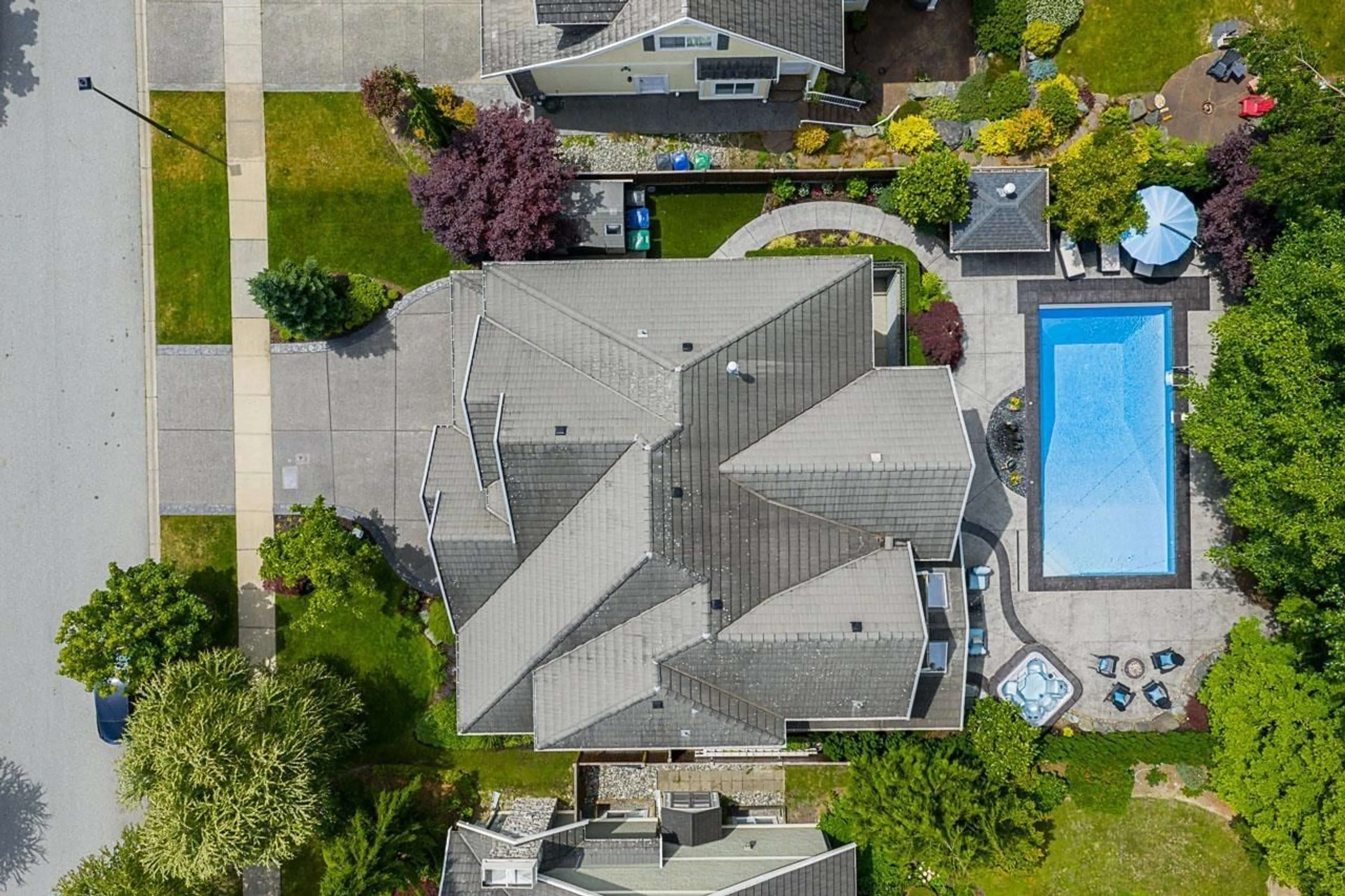 A pic from outside/outdoor area/front of a property/back of a property/a pic from drone, unknown for 14177 33, Surrey British Columbia V4P3M1