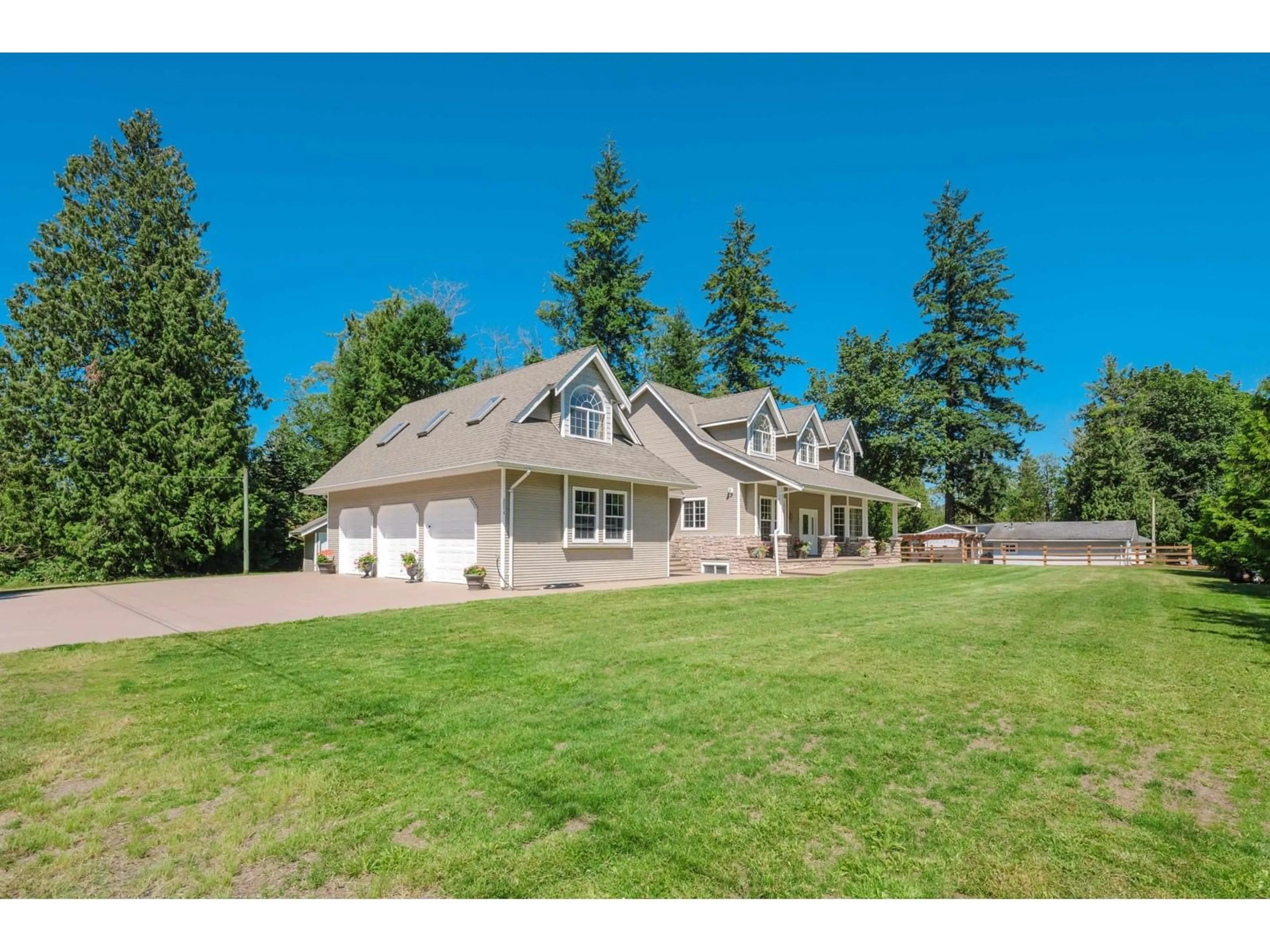 A pic from outside/outdoor area/front of a property/back of a property/a pic from drone, mountain view for 25219 60, Langley British Columbia V4W1G9