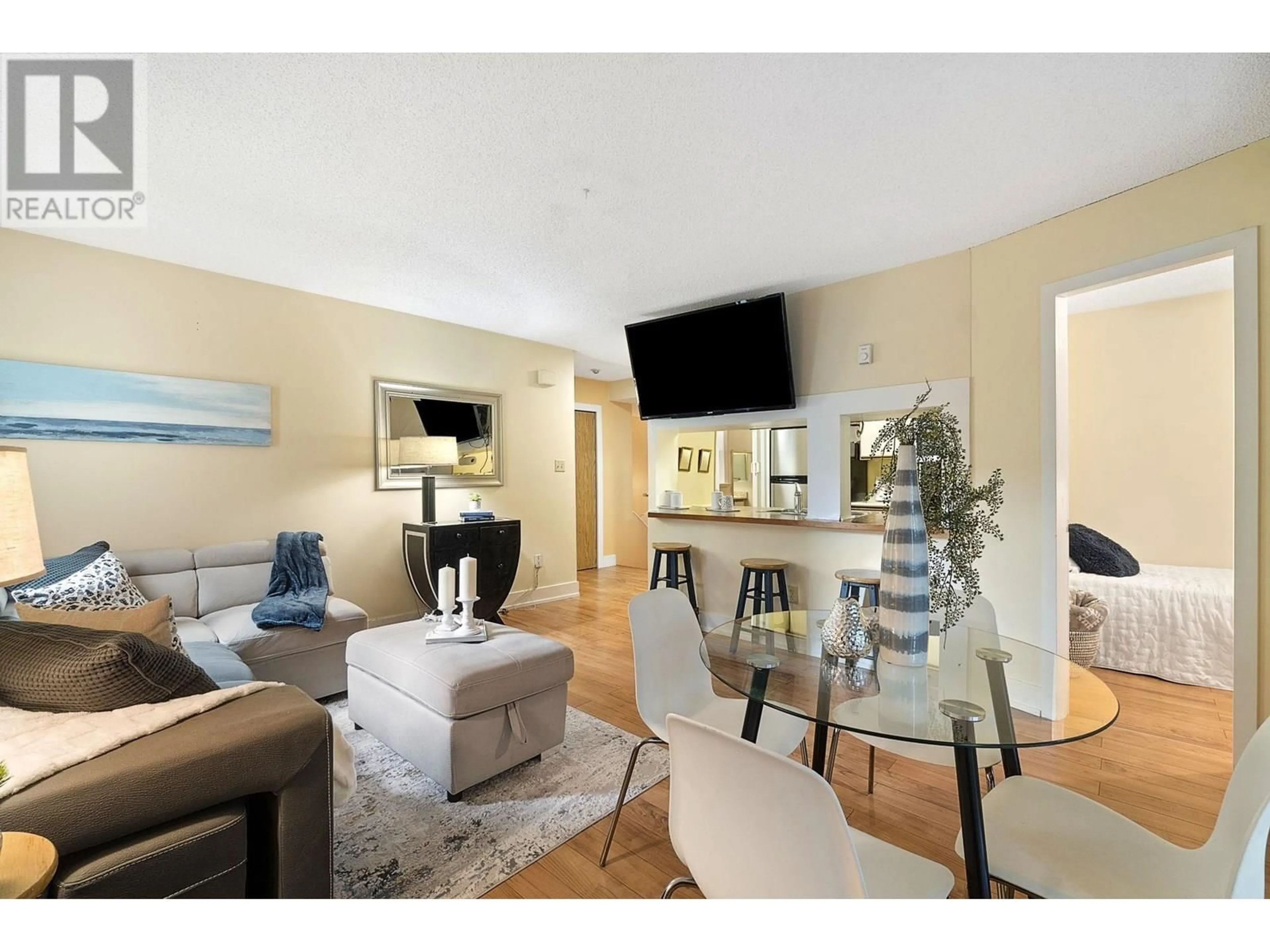 Living room with furniture, unknown for 18 - 385 GINGER DRIVE, New Westminster British Columbia V3L5L6