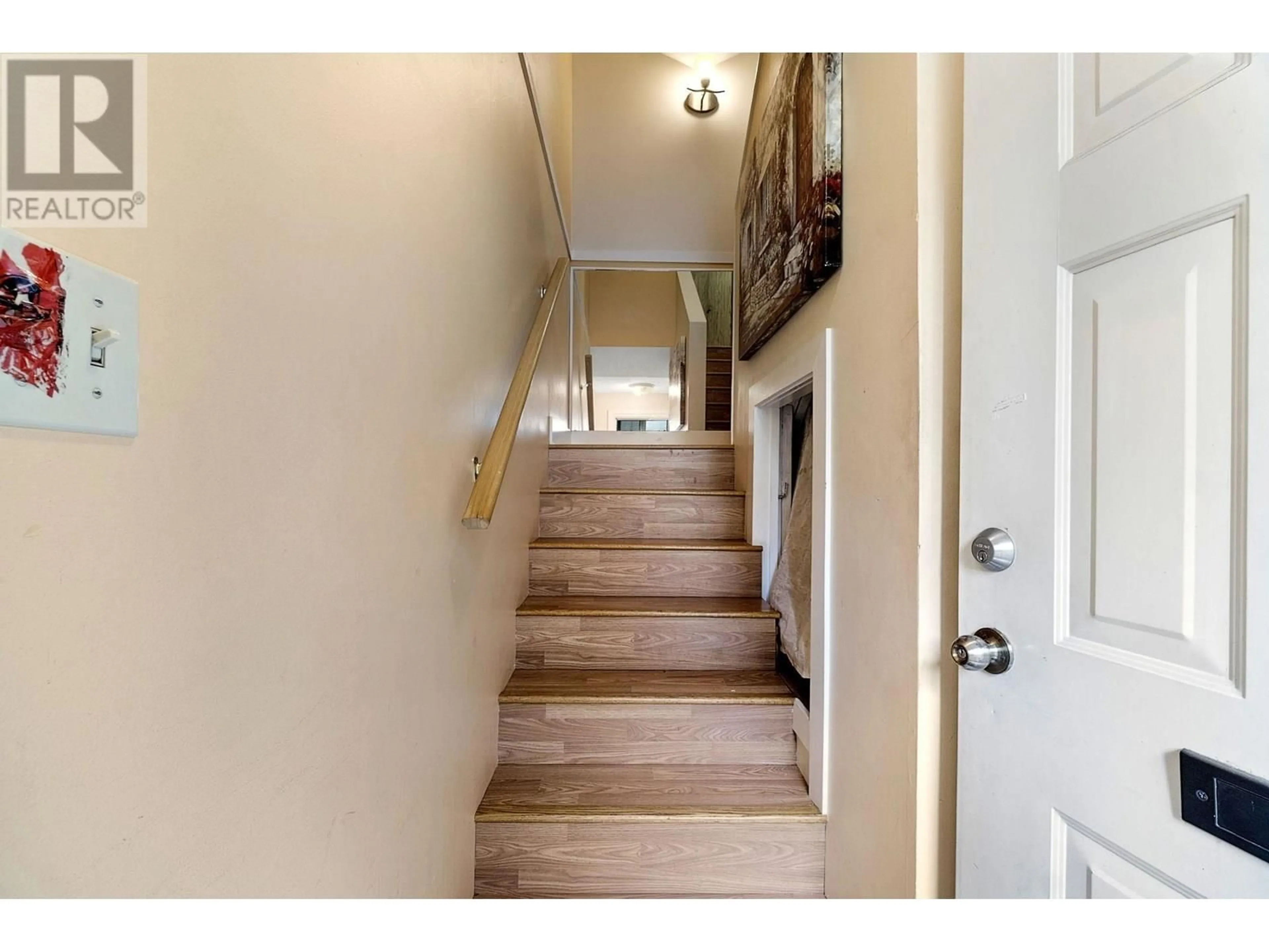 Indoor entryway for 18 - 385 GINGER DRIVE, New Westminster British Columbia V3L5L6