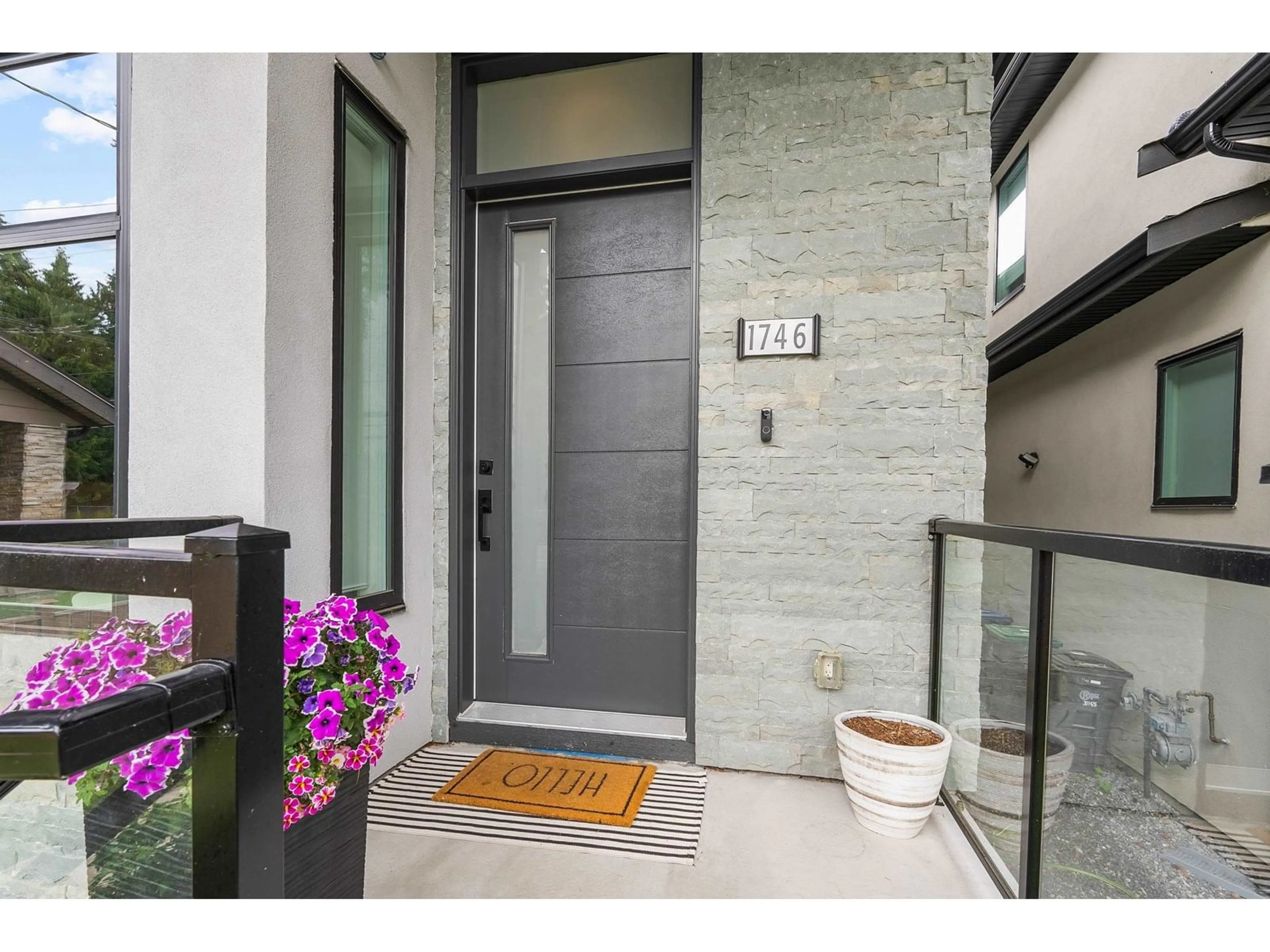 Indoor entryway for 1746 140TH, Surrey British Columbia V4A4G9