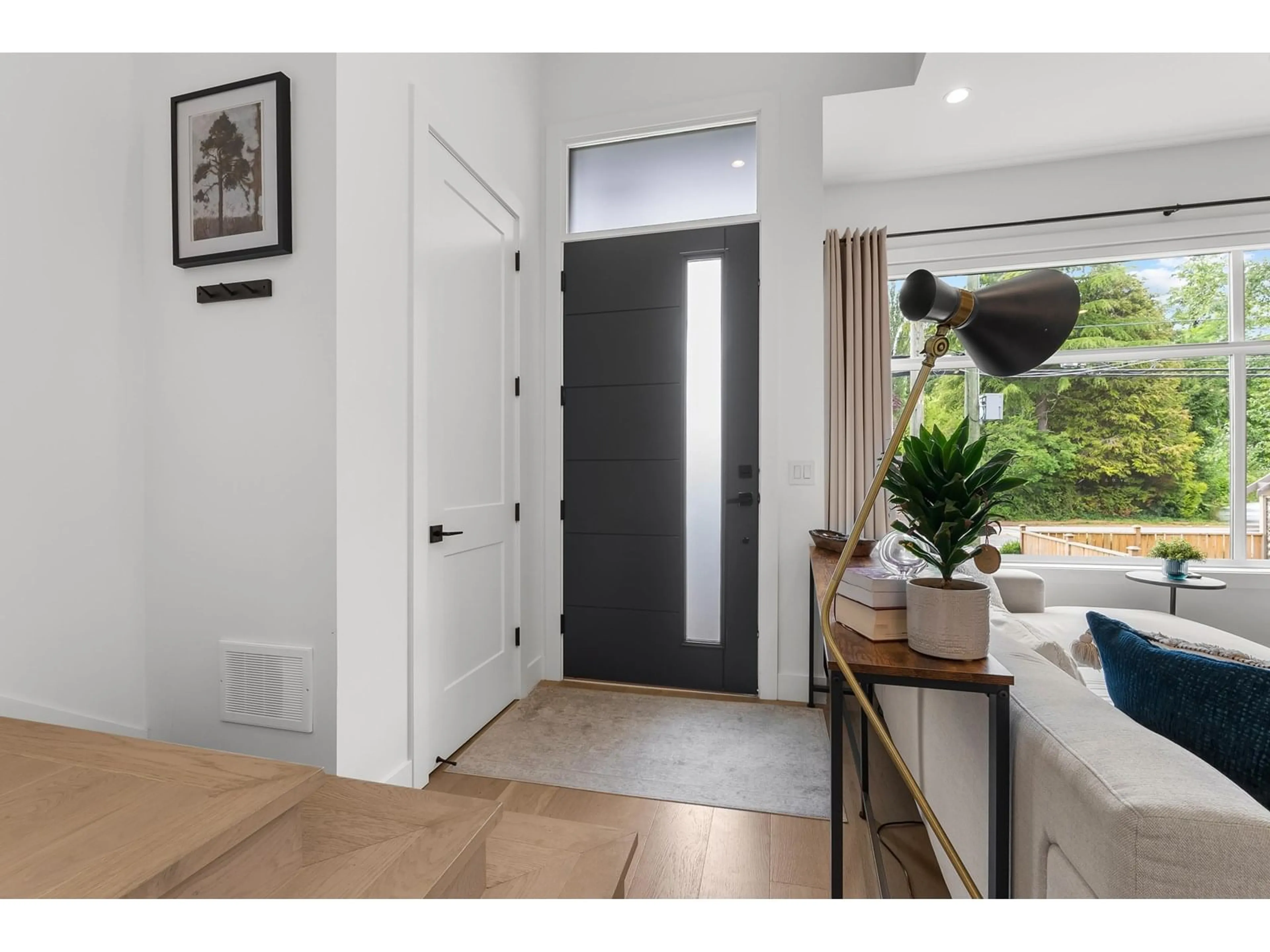 Indoor entryway for 1746 140TH, Surrey British Columbia V4A4G9