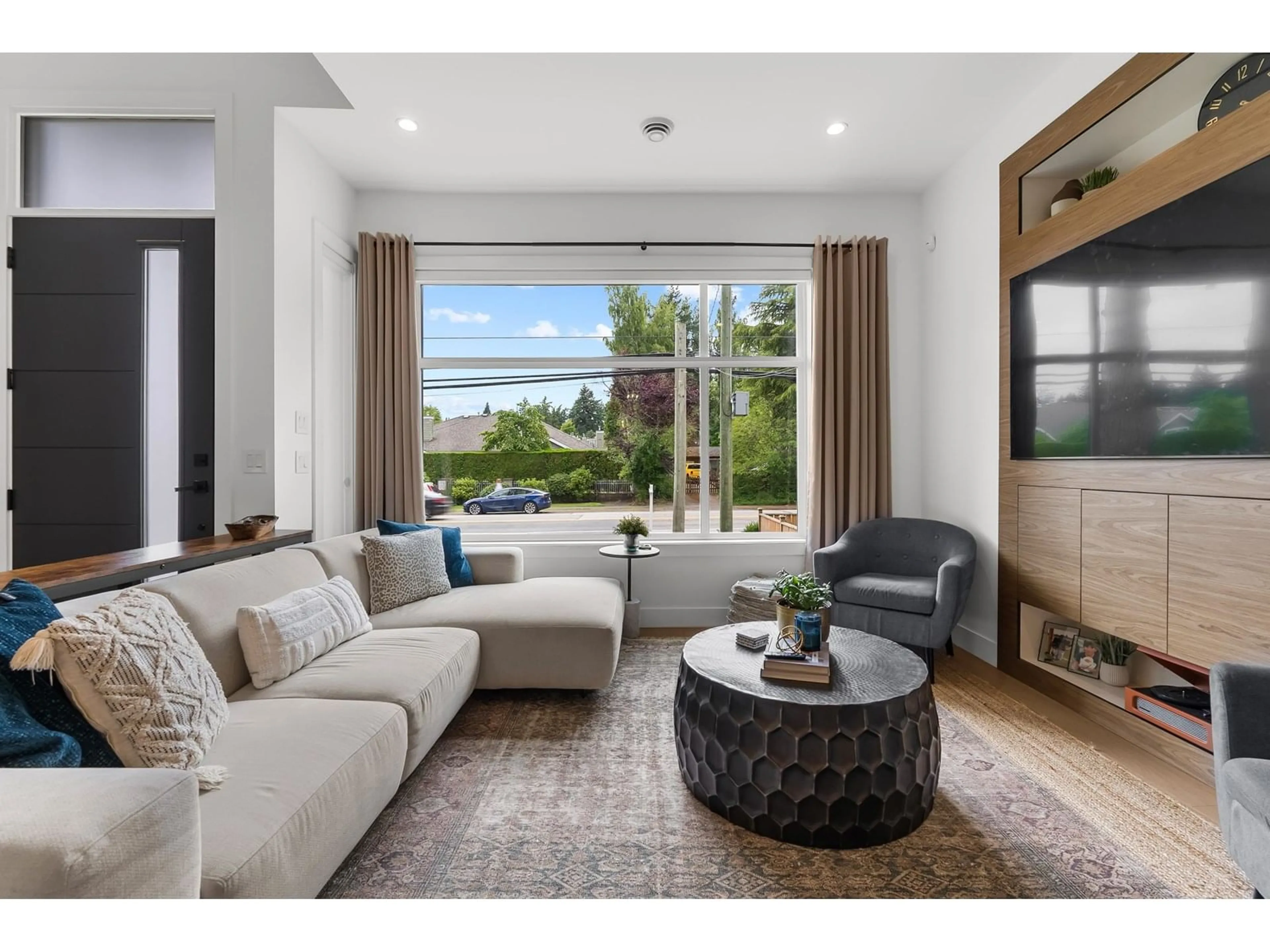 Living room with furniture, unknown for 1746 140TH, Surrey British Columbia V4A4G9