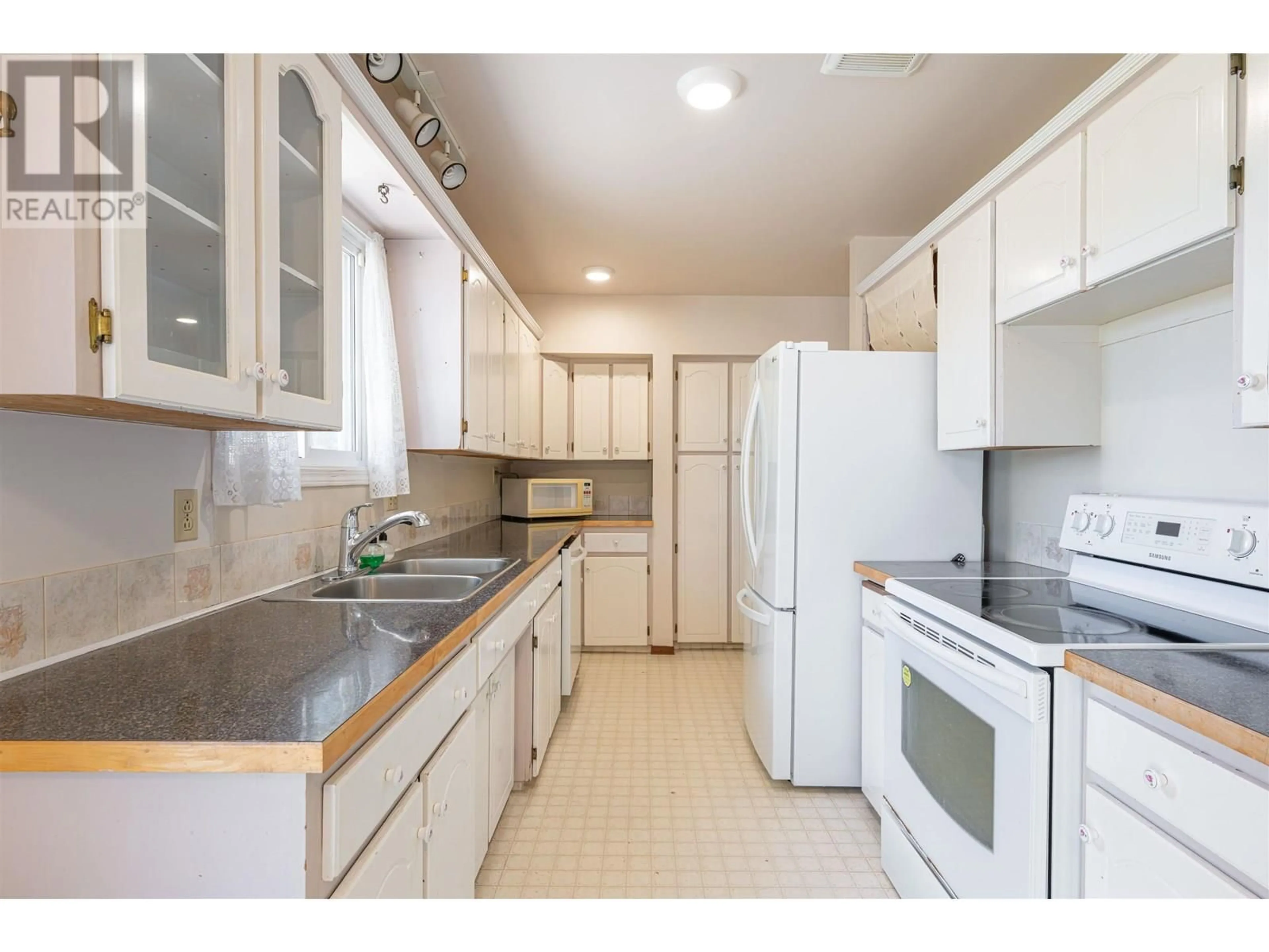 Standard kitchen, unknown for 166 BRIGADE DRIVE, Prince George British Columbia V2M4N6