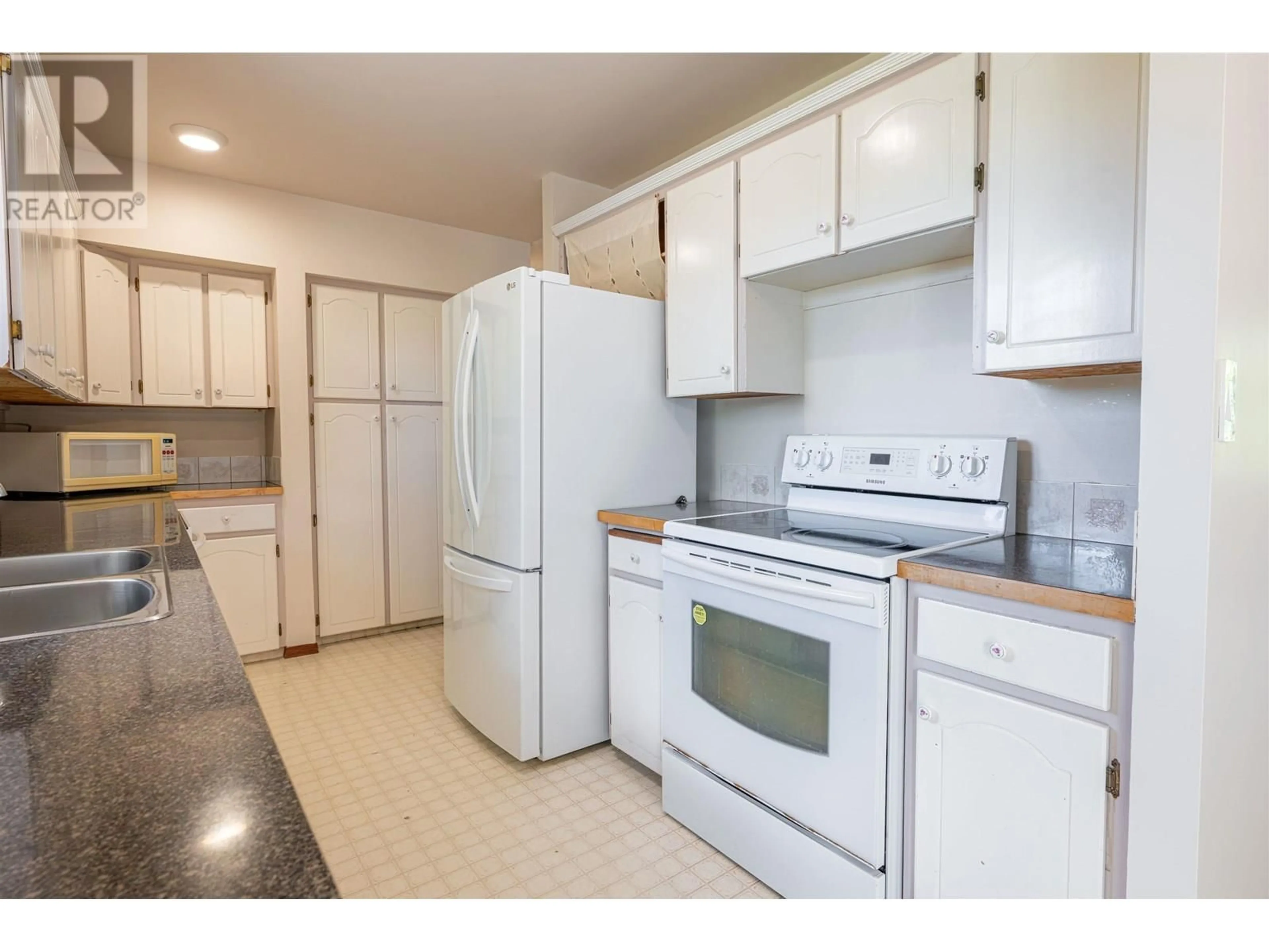 Standard kitchen, unknown for 166 BRIGADE DRIVE, Prince George British Columbia V2M4N6