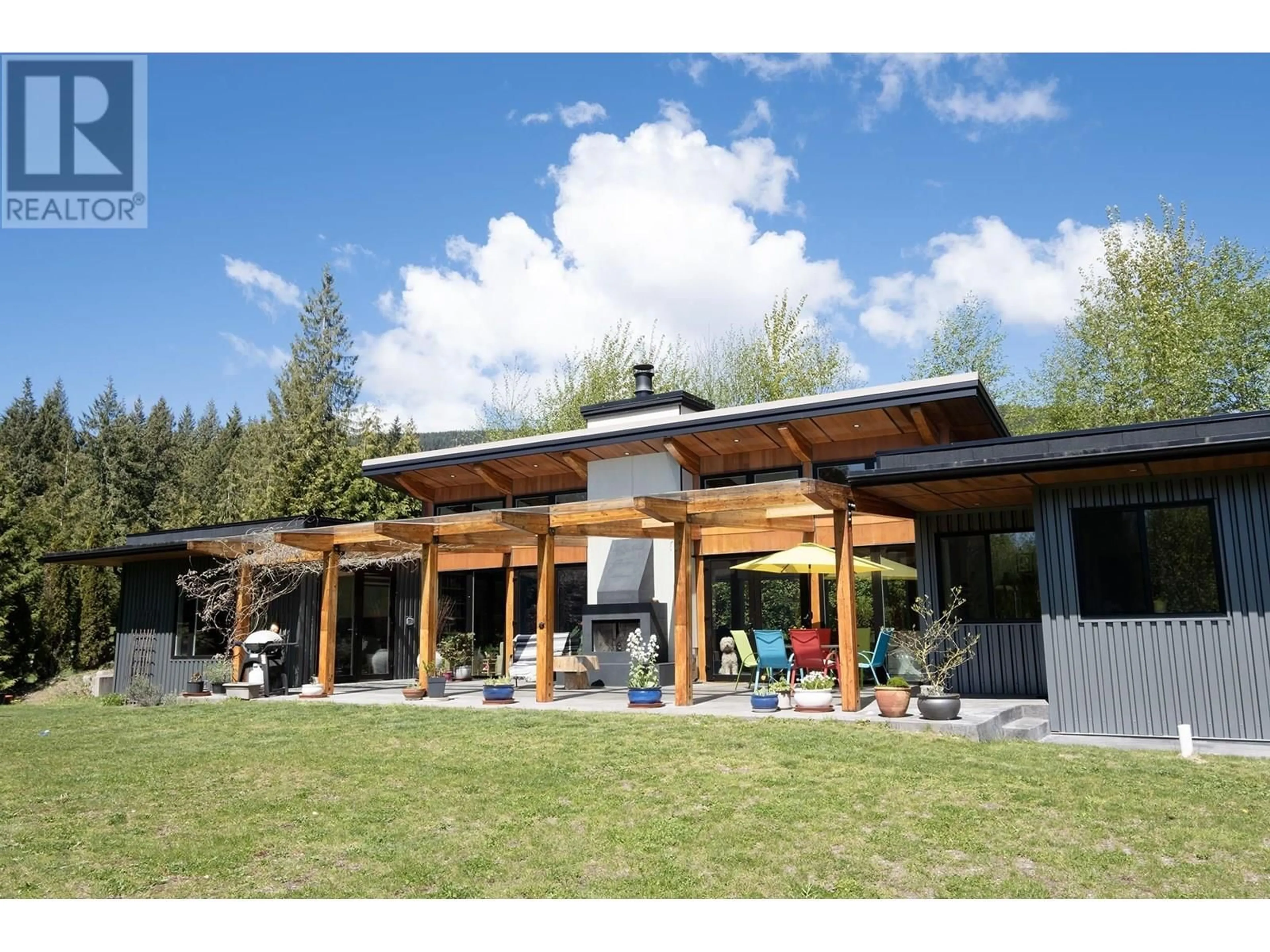 Patio, building for 996 REED ROAD, Gibsons British Columbia V0N1V7